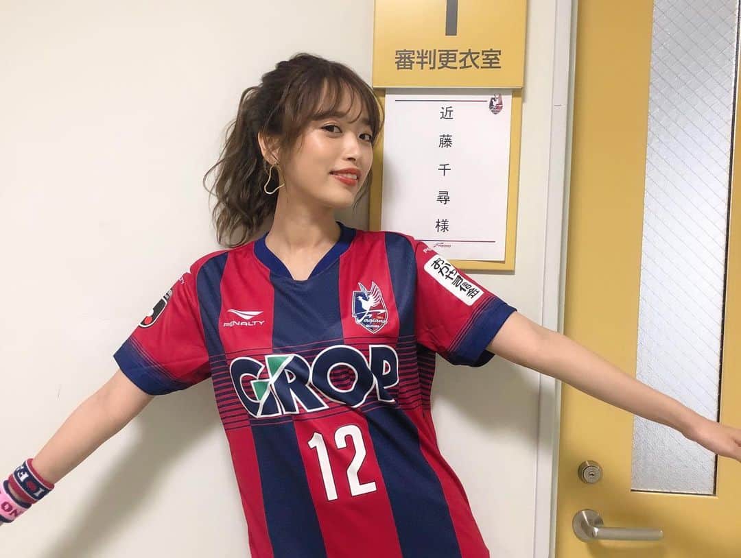 近藤千尋のインスタグラム：「今日はトークショーに 来て下さった皆様 ありがとうございました🙇‍♂️✨ 地元岡山でファジアーノ岡山の 試合を見せて頂けて 大興奮の時間でした⚽️‼️ ピッチでボールを蹴ったり 素敵な経験をしました🙇‍♂️ これからもファジアーノ岡山 応援させていただきます😆！ #消費者被害撲滅 #ファジアーノ岡山」