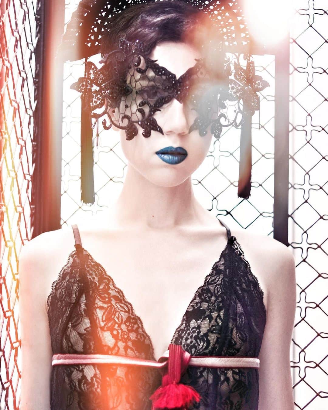 ミーシャ・ジャネットのインスタグラム：「Location: the most beautiful vintage elevator in all of Barcelona ❤️❤️ mask and headpiece by local artist and my dear friend @adriana_tous shot by the inimitable @celiamassimi . . . . #毎日がランウェイ  #いきなり撮影 #バルセロナ #adrianatous #celiamassimi #mishajanette #portrait  #ファッションブロガー #ファッション好き  #セクシーランジェリー #ランジェリー好き #ポートレート撮影」