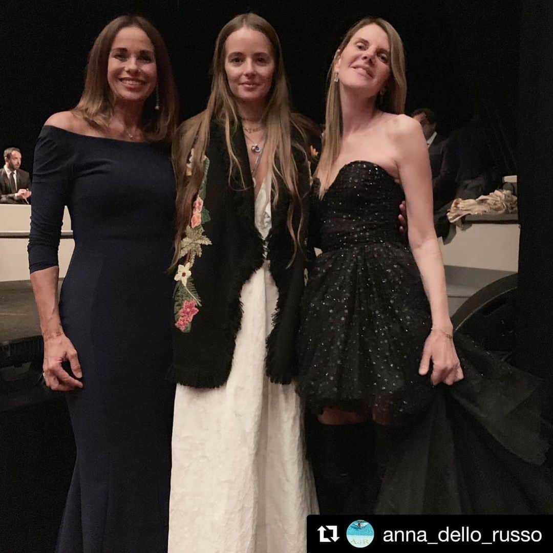 カルロッタ・オッディさんのインスタグラム写真 - (カルロッタ・オッディInstagram)「🖤 Thanks so much @magnagreciaawardsofficial  #Repost @anna_dello_russo ・・・ #aboutlastnight such a nice @magnagreciaawardsofficial edition 🌟✨⭐️by @fabiosalvatoreofficial & @lcuccarini ❣️at Teatro Comunale Massafra! Here I’m with three of the twenty special Women awarded 🏆🌟✨⭐️tonight @carlottaoddi ❤️ @criparodi1 ❤️ @la_mainoo 🏅 special guest my fav @salvatorevalentini 💞(wearing @redemptionofficial )#magnagreciaawards2019 #Puglia #massafra」5月19日 20時04分 - carlottaoddi