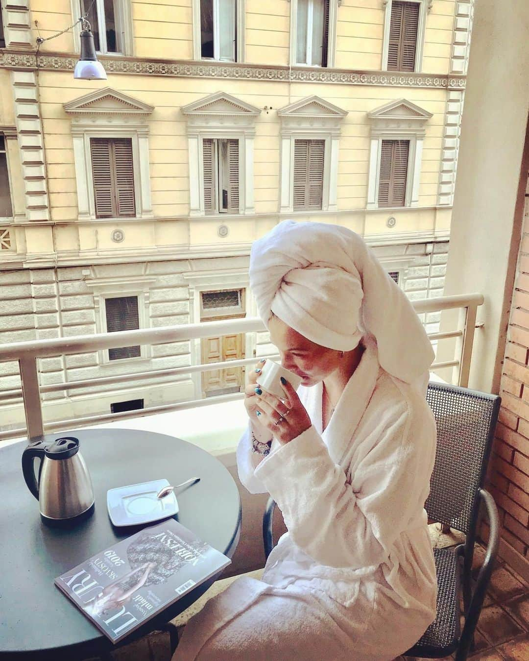 カテリナ・シニアコバさんのインスタグラム写真 - (カテリナ・シニアコバInstagram)「First I do the coffee. Then I do the hair 👌🏻 #morning #Italy」5月19日 20時08分 - siniakovakaterina