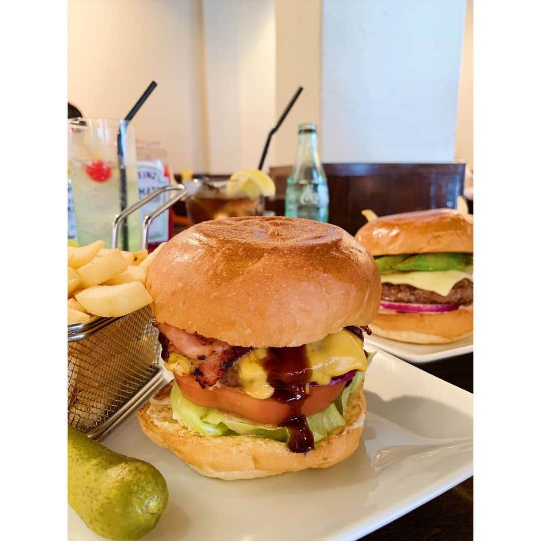 川島幸恵さんのインスタグラム写真 - (川島幸恵Instagram)「🍔🍟🍔🍟🍔﻿ ﻿ 休日はハンバーガーが食べたくなる😋﻿ ﻿ #hamburger #cheeseburger #frenchfries #lunch #dayoff #大好物」5月19日 20時16分 - sachie118