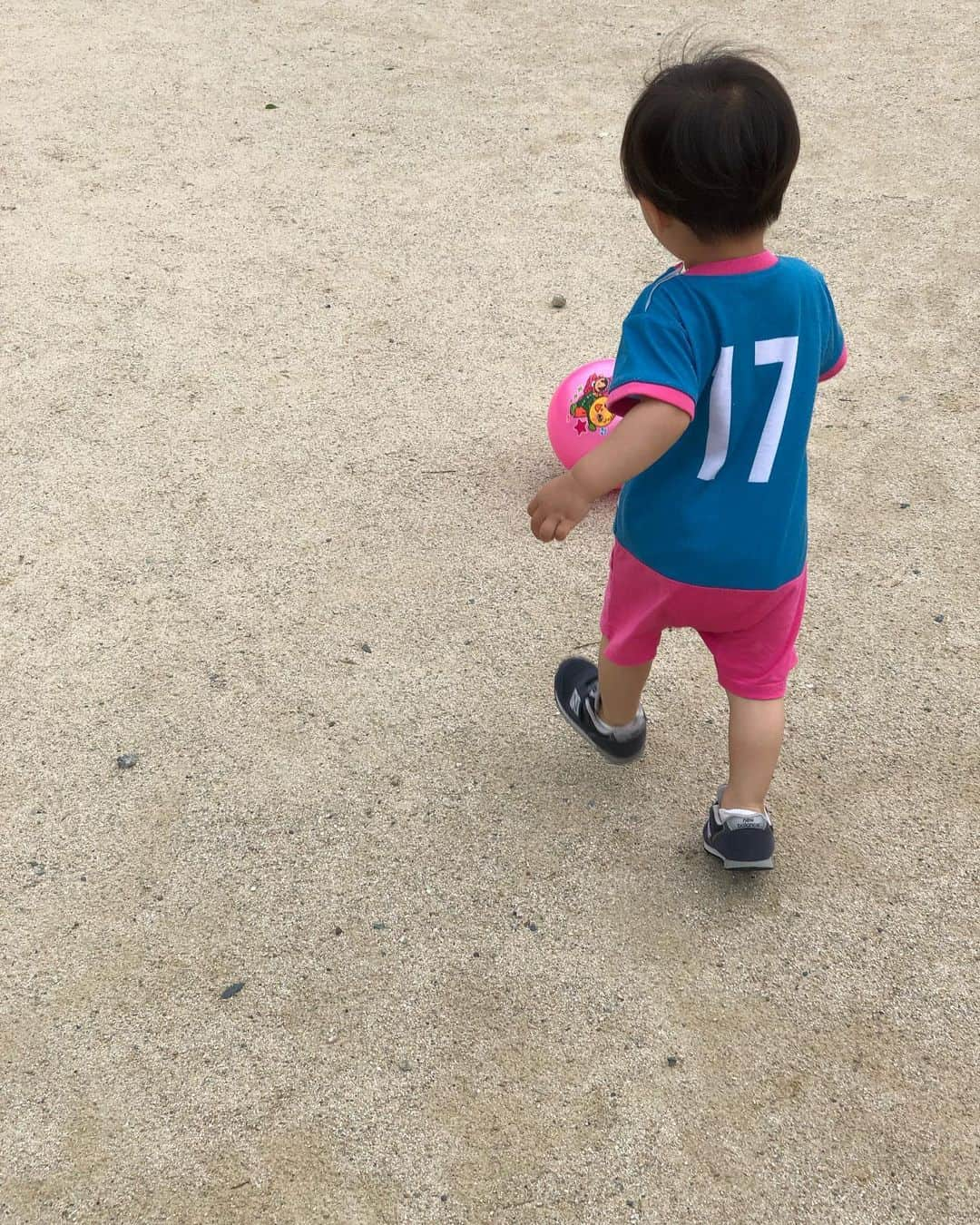 福田晃斗さんのインスタグラム写真 - (福田晃斗Instagram)「. . Kids Supporter🤗 . . #サガン鳥栖 #sagantosu  #supporter #17 #myson #エンブレム見たらパパって言う #キックする瞬間にメーンて言う #サッカーと剣道の融合 #1歳半立派にボール蹴ります #おやすみなさい」5月19日 20時20分 - akito_fukuta_official