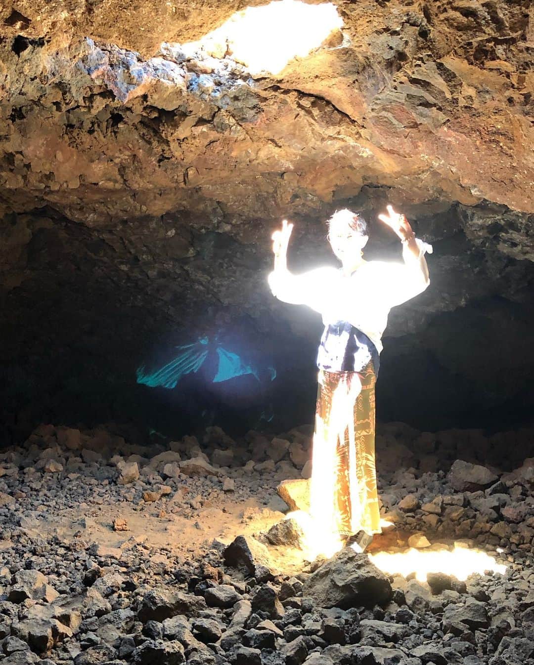 佐伯紅緒さんのインスタグラム写真 - (佐伯紅緒Instagram)「オーラが見える洞窟。昔からこのてのものには必ず変なものが写ります。これはなに？  #ハワイ島 #マウナラニ」5月19日 20時22分 - beniosaeki