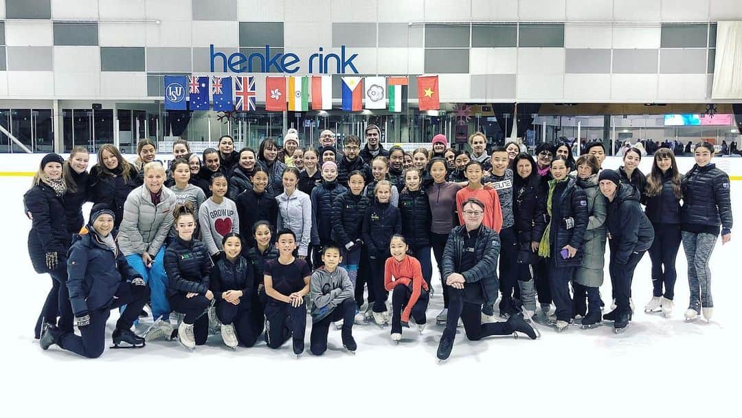 ミーシャ・ジーさんのインスタグラム写真 - (ミーシャ・ジーInstagram)「34 Coaches, 25 Skaters, few countries, two days, 12 hours intense : skating skills, steps, jump, tech, spins, choreography, artistry. One unite goal : improve.  Have to admit, it was one of the most challenging Misha Camp i ever done. #PushingTheBoundaries  #ThankYouCoaches 🇦🇺 #ISU」5月19日 20時32分 - mishage8