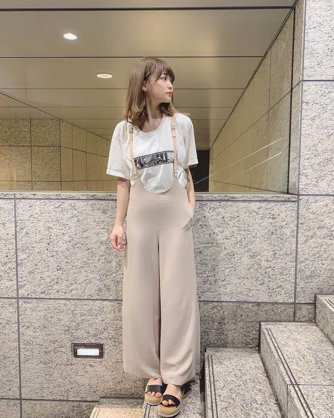 りなてぃさんのインスタグラム写真 - (りなてぃInstagram)「﻿ ﻿ ﻿ ﻿ 頼んでたお洋服が届いたのでさっそく！全身Ameri ❤︎﻿ ﻿ ﻿ さらっと着れるこのパンツの感じ、たまらん🥺﻿ Tシャツ一目惚れ👕ちょっとダメージ入ってるとこもお気に入り！﻿ も丈が短いの今年よく見るよね😳﻿ ﻿ ﻿ あとね、最近またサスペンダーにハマってて﻿ これはAmeriのパンツについてたやつなんだけど﻿ snidelのサスペンダーも可愛くて購入🤤﻿ ﻿ ﻿ なんかここ数日半袖ばっかり着てるけど﻿ 夜ふつーに寒くて驚く🥺でもわたしはこれぐらいが適温。﻿ １年中これぐらいの気温がいい。（笑）﻿ ﻿ tops〻﻿ @amerivintage  pants〻﻿ @amerivintage ﻿ ﻿ ﻿ ﻿ 三浦大知さんの「片隅」が頭から離れない🙄﻿ みんなの最近好きな曲、教えて〜！﻿ 音楽だいすき、ないと生きてけない🙄﻿ ﻿  あとみんな昨日インスタライブありがとうね！ だいすきだよみんな、ほんとうに💓 いつもありがとう ﻿ ﻿ #ootd#outfit#code#coordinate ﻿﻿﻿﻿﻿﻿﻿﻿﻿﻿﻿﻿﻿﻿﻿﻿﻿ #style #code #fashion  #hair #hairstyle ﻿﻿﻿﻿﻿﻿﻿﻿﻿﻿﻿﻿﻿﻿ #haircolor ﻿﻿﻿#hairarrange ﻿﻿﻿#hairmake #make #makeup ﻿﻿﻿﻿﻿﻿﻿﻿﻿﻿﻿﻿﻿﻿﻿﻿﻿ #ヘアアレンジ  #ヘアスタイル #ヘアメイク #メイク﻿﻿﻿﻿﻿﻿﻿﻿﻿﻿﻿﻿﻿﻿﻿﻿ #ameri #洋服」5月19日 20時32分 - rinatea_25