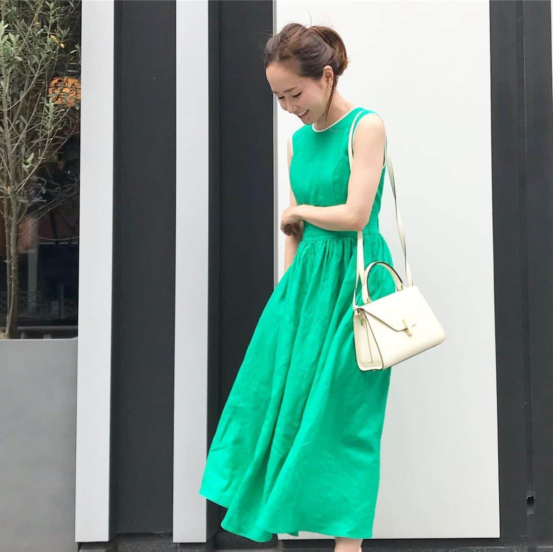 kyoco_ococさんのインスタグラム写真 - (kyoco_ococInstagram)「Piping linen dress  受注オーダーは明日20日までとなってます♡ ワンピースについてのご質問はコメントでもお答えしますのでお気軽にどうぞ🥰✨ 私はこのパキッとしたきれいなグリーンが大好き🥰💚 .  #bluelea#valextra#zara#green#dress#linen」5月19日 20時26分 - kyocoococ