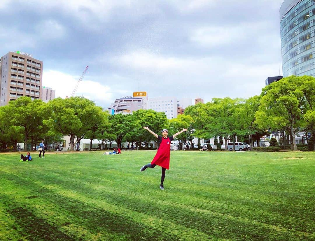 今井麻椰さんのインスタグラム写真 - (今井麻椰Instagram)「福岡の天神公園！ ありがとうございました🌳🦑🌳 雨予報で絶望的だったのに曇りだった！ . 福岡ならではの差し入れも大切にいただきます☺️✌️ やっぱり福岡っておいしい🧡 . （Bリーグロス…🥺） . #いかめし #いかめし阿部商店 #イカ先輩 #🦑 #福岡 #天神中央公園 #北海道フェア」5月19日 20時37分 - maya_imai_124