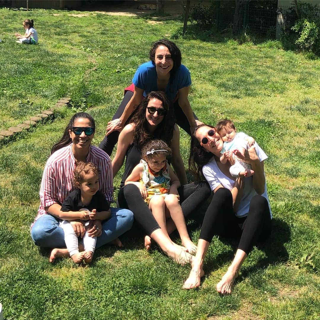 ギョズデ・ソンスルマのインスタグラム：「Küçüktük,büyüdük Sevdik,çoğaldık... Zaman su gibi aktı, 20 yıl oldu KMS olalı... Ama biz hep aynı kaldık🙏🏻 Dostlar,kardeşler... İyiki varlar💙🙏🏻🧿」