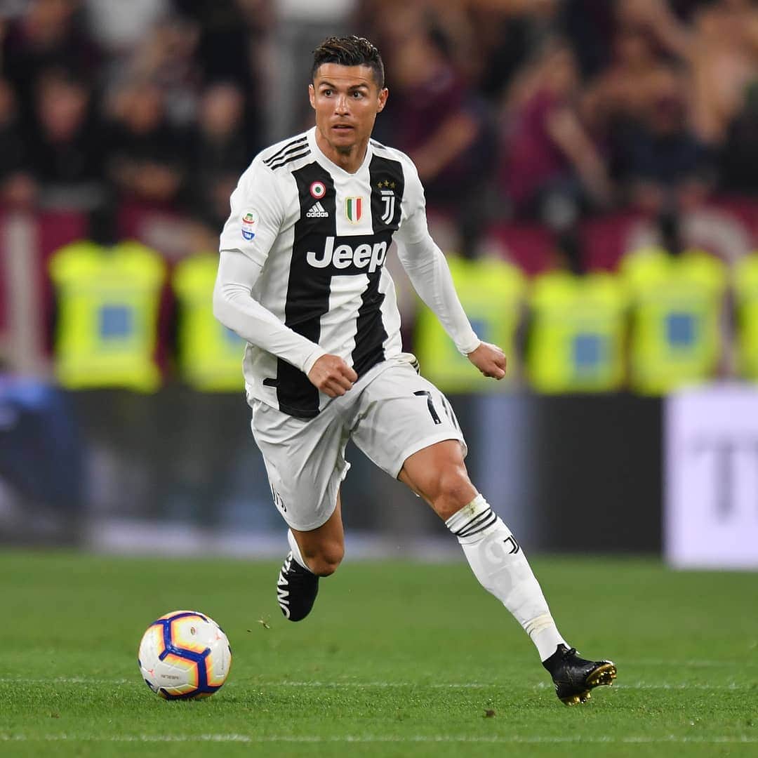 FIFAワールドカップさんのインスタグラム写真 - (FIFAワールドカップInstagram)「Cristiano Ronaldo has been named @seriea 2018/19 Player of the Season after his first campaign @juventus #MVP #FinoAllaFine」5月19日 20時38分 - fifaworldcup