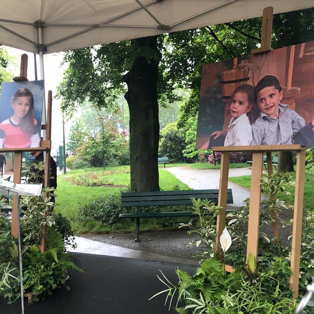 ニコラ・サルコジのインスタグラム：「Arié Sandler aurait eu 13 ans aujourd’hui. Je veux dire à ses proches que nous ne l’oublions pas, tout comme son père Jonathan, son petit frère Gabriel, et Myriam Monsonego, victimes de la barbarie terroriste, à Toulouse, en 2012. Les visages de ces vies volées nous obligent à jamais. NS」