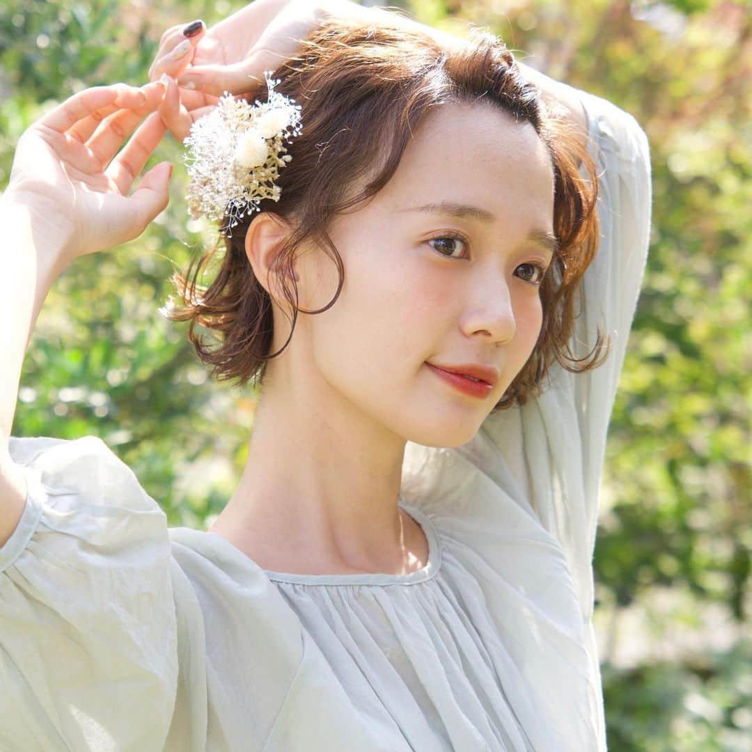 のインスタグラム：「🌷CHACO ✖︎ 柴田紗希🌷  flower set WHITE  前回のコラボで大人気だったナチュラルフラワークリップの進化版、フラワーセット🕊 まとめてつけるとフラワーコサージュのようにもなるし、分けてつけるとヘアアレンジにとっても可愛いフラワーセット。 結婚式や卒業式、成人式、いろんなシーンでお使いいただけると思います。 5本セットですが、2本だけつかってシンプルに 耳上に飾っても可愛い、とってもおすすめのアイテムです。  CHACO ✖︎柴田紗希コラボアクセサリー 販売日 5/30 21:00〜 販売場所 CHACO  ONLINE SHOP 納品予定 6月中旬より順次発送  model @shibasaaki  photo eikoh hair @eight_hair  flower @wacochaco」
