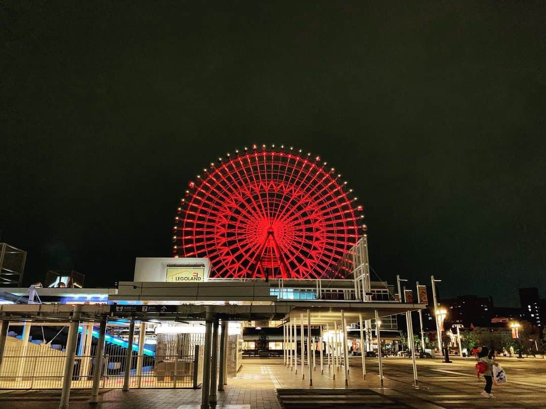 ALINA AKULAさんのインスタグラム写真 - (ALINA AKULAInstagram)「🎡 . #колесообозрения #ferriswheel #осака #osaka #愛 #ファッション #今日一番いい写真 #写真 #芸術 #きれい #ゴジラロード #旅 #幸せ #自然 #今日一番いい画像 #таккруто #япония #passportready #explorer  #travel #pictureperfect #travelnomad #travelgram #travelblogger #путешествие #путешествия #инстаграманет」5月19日 20時42分 - radharanievna