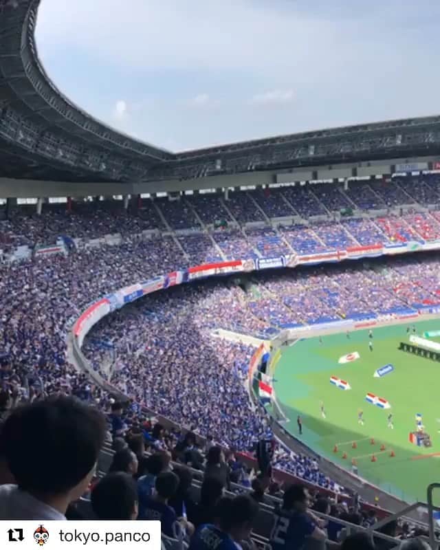 のインスタグラム：「響き渡れ勝利の歌  50000人近い観衆の日産スタジアム。 マリノスvsヴィッセル神戸戦⚽️ L.Aライブで行けなかったけど、 私がいなくてもこんなにも歌ってくれてんだね！タオル振ったり、ありがとうマリサポのみんな✨ #ハーフタイム #共に闘う歌声 #WINNER @yokohamaf.marinos」
