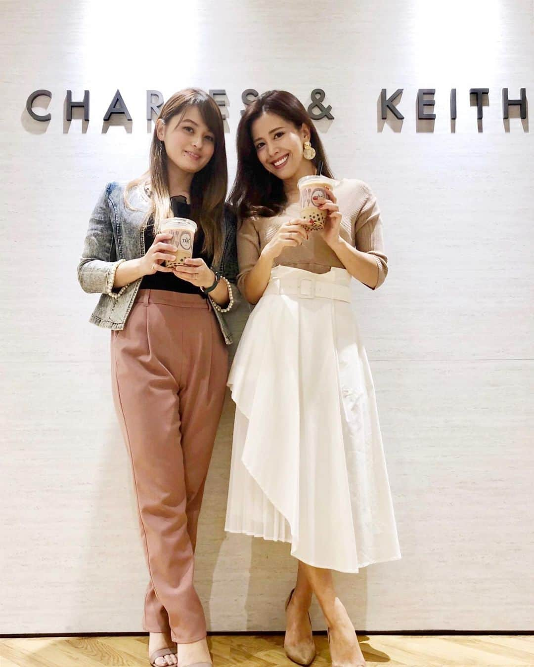 黒田麻理耶さんのインスタグラム写真 - (黒田麻理耶Instagram)「. 先日「CHARLES & KEITH」の展示会へ👠✨ . シンプルで合わせやすいグレーのパンプスを @okuyama_kaoriとお揃いオーダー❤️ . ヒールが高くても歩きやすくて疲れにくいから 最近友達にもよくオススメしてます😊 . ケータリングでいただいた @alfredteaのタピオカも飲めて幸せ🤤💕 . #charlesandkeith  #チャールズアンドキース #靴  #パンプス  #展示会 #タピオカ  #タピ活  #アルフレッドティールーム」5月19日 20時44分 - mariya_kuroda