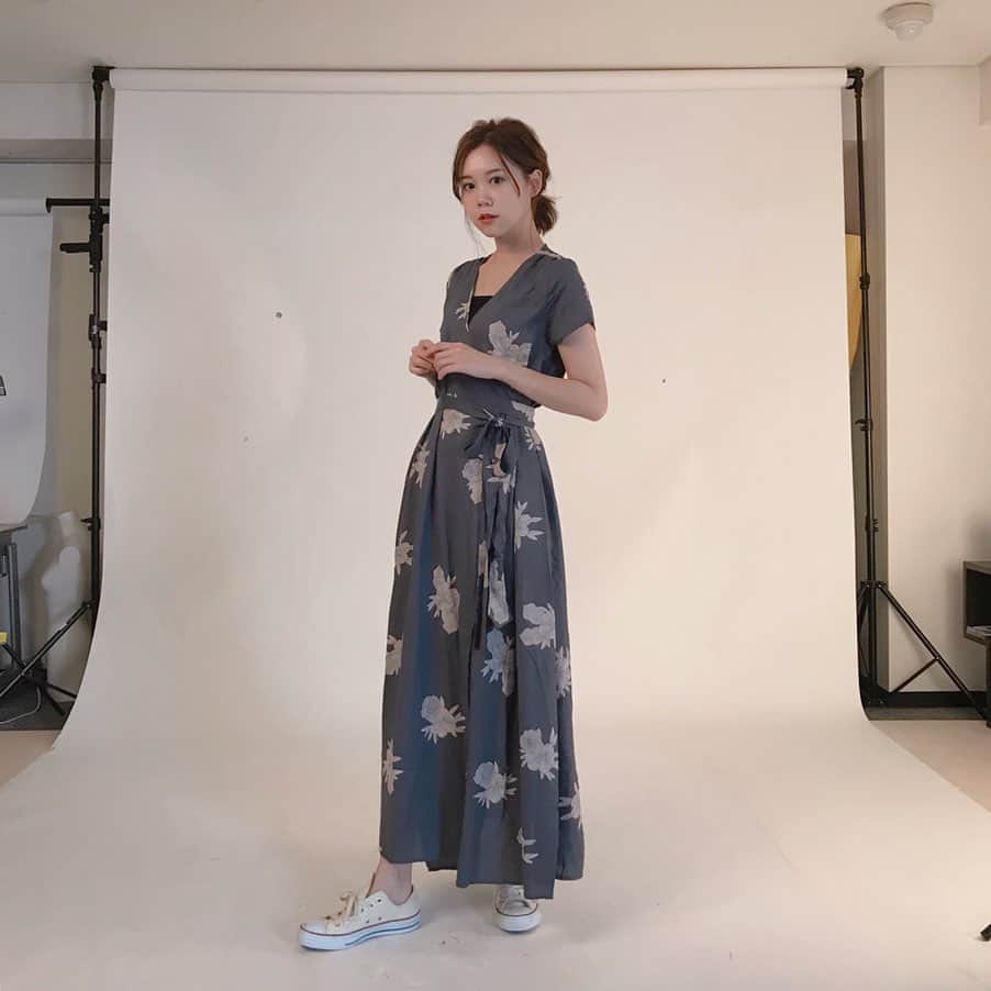 千田麻実のインスタグラム：「#ROXY のワンピ⠀ 大人レディ感たっぷりだったな🙊🥀🥀⠀ ⠀ ⠀ #shooting #onepiece #fashion #code  #summer #vacation #ムラサキスポーツ」