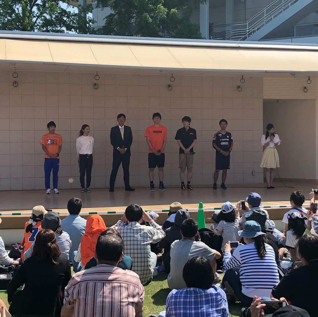 アルビレックス新潟さんのインスタグラム写真 - (アルビレックス新潟Instagram)「本日、新潟競馬場🏇で #アルビフェス が行われ、トップチームから#大武峻 選手、#渡邊凌磨 選手、#新井直人 選手がサイン会に参加しました‼️ 駆けつけていただいた、サポーターのみなさん、本当にありがとうございました🙌🏻 オールアルビで参加したアルビフェス！最後はみんなで記念写真📸 #albirex  #新潟 #新潟競馬場 #アルビ一丸」5月19日 20時54分 - albirex_niigata_official