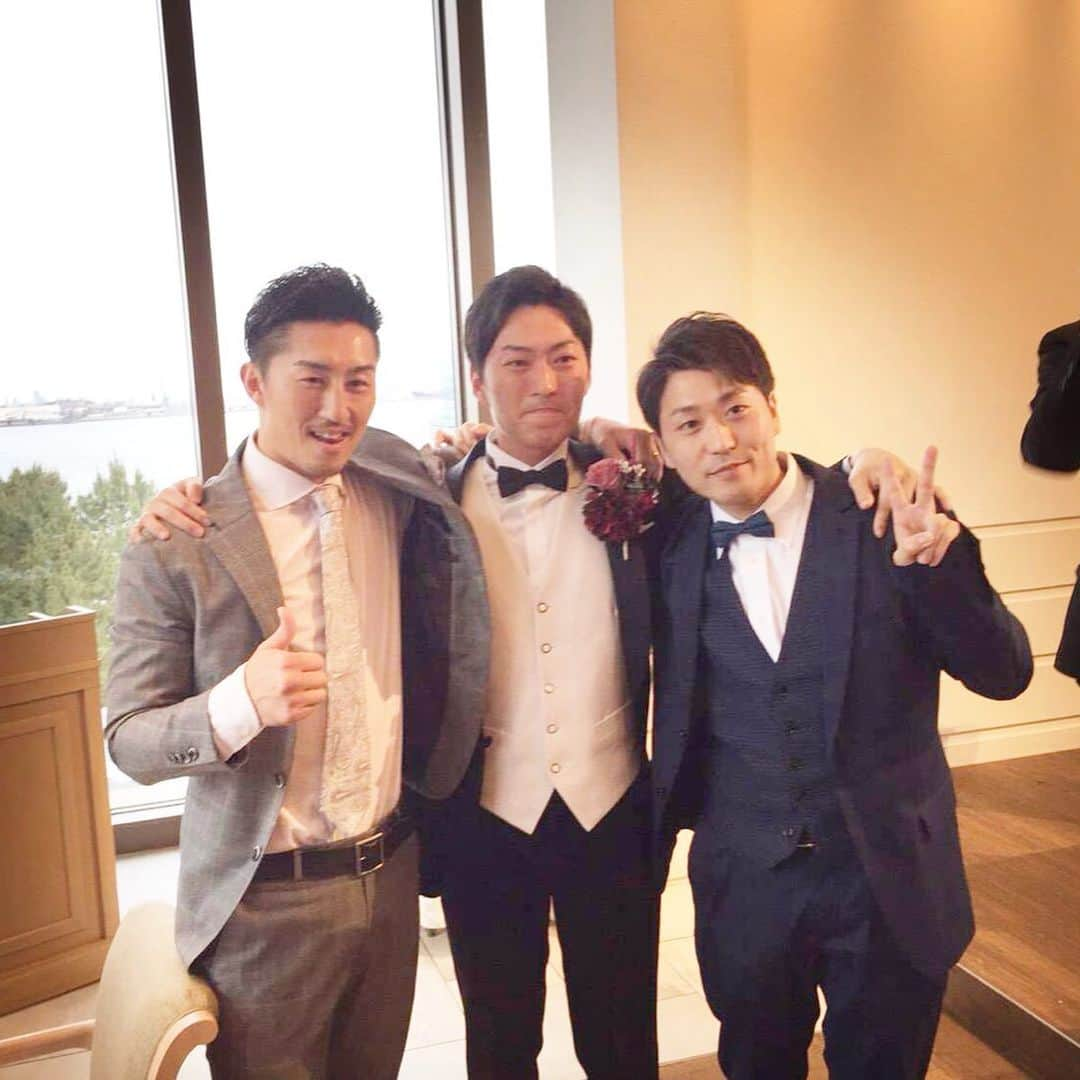 山崎秀晃さんのインスタグラム写真 - (山崎秀晃Instagram)「昨日は弟ひろの結婚式🤵👰 息子亜藍はリングボーイをさせて頂きました👶🏻大成功♡  お色直しは兄弟仲良く3人で👦🏻👦🏻👦🏻 小さい時から何事も3人一緒、今はそれぞれ東京、名古屋、大阪で頑張っています。 喧嘩もめちゃくちゃめちゃくちゃめちゃくちゃしたけど仲間家族思いのいい男です。  寛晃の新たな門出に乾杯🙌  #山崎三兄弟 #次男 #wedding #ringboy #リングボーイ #生後10ヶ月 #babyboy #両足捻挫笑 #山崎Jr.」5月19日 21時07分 - hideaki1987