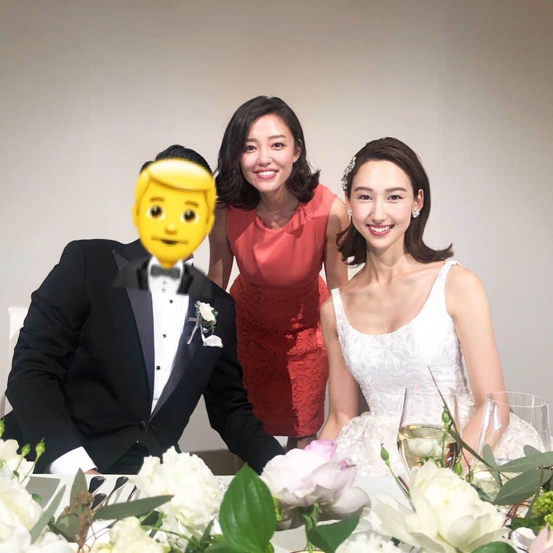 阿部優貴子のインスタグラム：「昨日は大学時代からの友人しおり @shiori_ma_ の結婚式の司会を🎤💁‍♀️ 新郎新婦共通の友人ということで、思い入れも人一倍。😭💕二人の節目の日の司会を任せてもらえてとても嬉しかったです。 本当におめでとう❣️末永くお幸せに🥰  #happywedding #結婚式司会」
