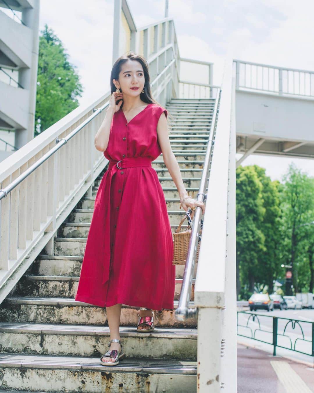 平木愛美のインスタグラム：「赤。って好き。  なんだか凛としてて、鮮やかで、赤の洋服を着るとすこし自信をつけられる気がします♡💃 . きょうは大好きな皆んなと、とってもhappyな日曜日でした〜❤️ . 写真は @frees_mart 撮影の時のものでとっても可愛い赤のワンピースなのですが🌹 バッグにはレオパード柄のスカーフを巻いてみたよ♡  今日はなにもスカーフなしで、このバッグだけ持って出てってた〜！ 色々雰囲気変えられるかごばっくいいよね🌼 最近インスタで上がってきて、吉祥寺にあるかごばっく屋さん？も気になってる♡  #freesmart #toplog #ootd  #かごバッグ #愛美ふく #平木愛美」