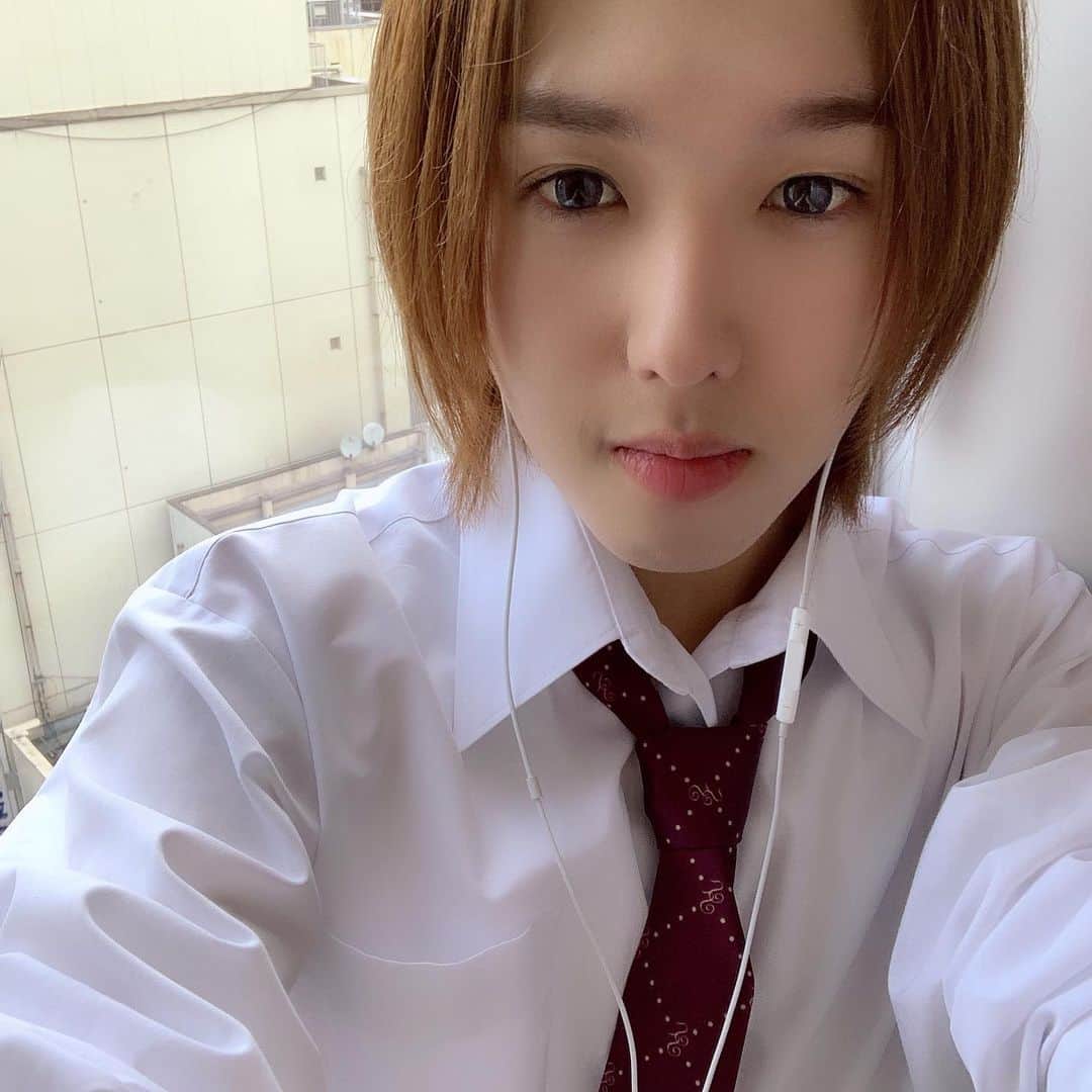 上島陸歩のインスタグラム：「最近髪で遊び過ぎてる笑 前髪上げはまーがりん作で 巻いてるのはみゆぴ作です ありがとう😊！」