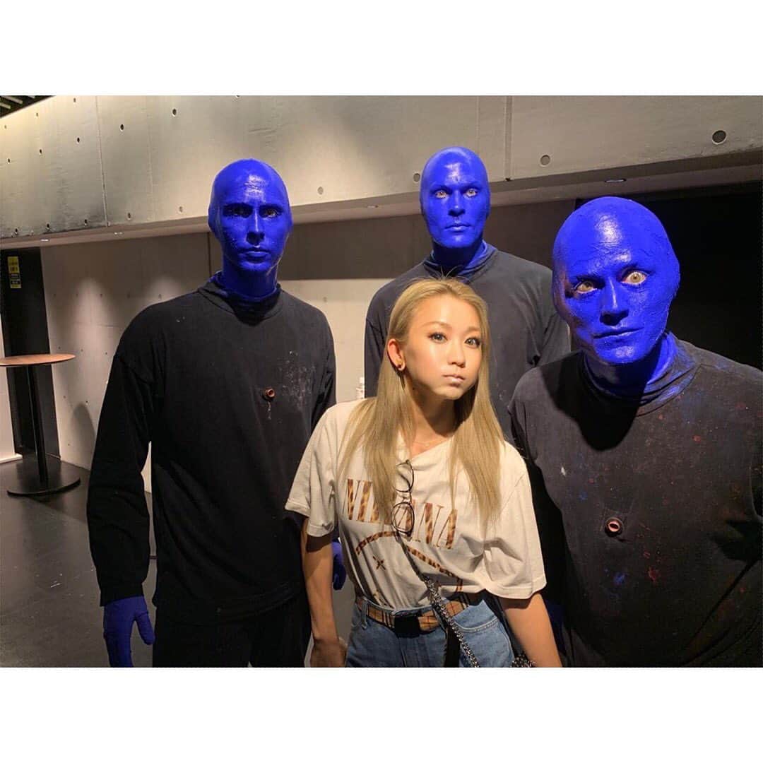 倖田來未さんのインスタグラム写真 - (倖田來未Instagram)「『BLUE MAN GROUP WORLD TOUR IN JAPAN』 @bluemanjapan @bluemangroup ﻿ 世界のBLUE MANがJAPANに来てます！！﻿ ﻿ ちょうど撮影している時に「BLUE MANが来てるんだってねー」なんて話になり、﻿ 「やばい！！行きたいー」ってなりまして。﻿ 半年前にラスベガスでも観に行ったけど、これまた、何度も観たくなるエンターテイメントなんよね。﻿ ﻿ もーーほんと、毎日満員でやっとチケットをゲットできました！！！﻿ いやーほんとかっこよかったーー！﻿ そして、会場が笑いで包まれてました。﻿ まさに、私の大好きな、魅せる、笑えるエンターテイメントだった。﻿ 観たことのない人は、絶対、あー楽しかったと言うはずです！！﻿ 人生に一度は、体験して欲しいです！﻿ ﻿ 何ヶ月も、何年も同じ会場でやり続けられること。﻿ すごいとしか言いようがないです。﻿ ﻿ 私も今回、ラスベガスのような、同じ場所に"滞在"しながらライヴをするということに挑戦します。﻿ 正直不安な思いもあり、体力的にも、、いろいろ笑笑﻿ で、ついに始めたよね。﻿ 運動関係などなど笑笑﻿ ﻿ なんか、どうしても観たいと思ってもらえるものを作りたいし、 足を運んでもらえるアーティスト、﻿ ショーでなければならないわけで。﻿ 遠くから来て下さる方もいると思うので、今までのツアーよりもプレッシャーは正直あります。﻿ ﻿ BLUE MANを見て帰ってきて、﻿ 「もう一度見たいな」と思った私。﻿ 皆さんに期待以上のエンターテインメントを提供できるアーティストでありたいと、改めて心から思ったのでありました。﻿ ﻿ 12年前の「KODA KUMI LIVE TOUR 2007～Black Cherry～SPECIAL FINAL in TOKYO DOME」にBLUE MANが出演してくれた日を今でも忘れません。﻿ ﻿ そんな、私の2019年ツアー、re(LIVE)の1公演は、あの日の"Black Cherry"です。﻿ ﻿ 色々考えさせられるものが、本日ありました！！﻿ ﻿ #12年ぶりに再会！ #ねぇ #24歳ですか？ #これは、、、#若い #爆笑すぎて！ #ヤバいね #こんなわたしに #素敵な出会いをくれた #奇跡に #感謝 #子供も大人も楽しめる #entertainment #blueman #ブルーマン #bluemangroup #worldtour #injapan #exシアター #六本木 #relivetour2019 #blackcherry #倖田來未 #kodakumi #art #rock #comedy #reticence」5月19日 21時05分 - kodakumi_official