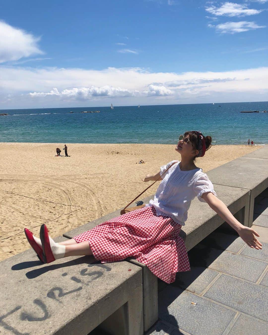 村田倫子さんのインスタグラム写真 - (村田倫子Instagram)「バルセロナ、天気がよくて気持ちがよいです。 今日はたのしみにしていたパエリアを食べました。 本場は美味しすぎて、大満足です、、、。日本で食べてたのと全然違う、、、。 スペインたべてばかりで幸せだ〜！ なにもかもおいしい🤤 #Barcelona #elcangrejo」5月19日 21時05分 - rinco1023