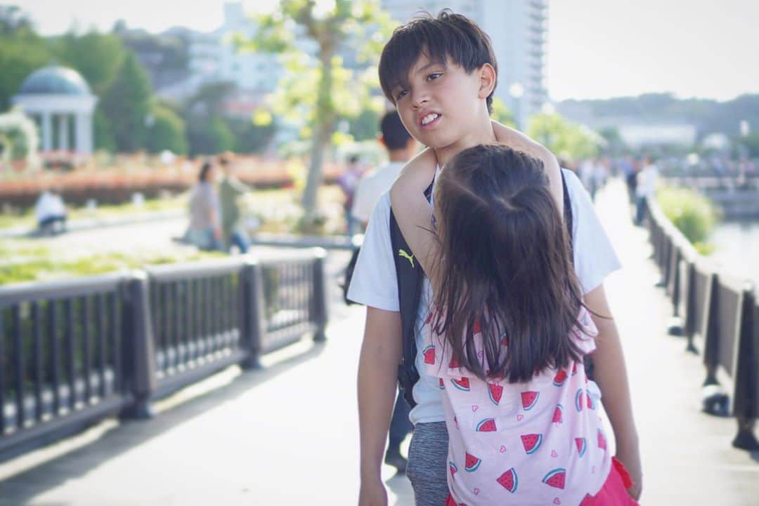 バイリンガル3兄妹のインスタグラム：「続き… ・ 最終的に 目の前にボール作戦も長くはきかず ・ おはなにまとわりつかれる空雅氏。😂 ・ サッカーからのおはなぶら下げ歩行、 お疲れ様です😭 ・ ※今日は4枚投稿してます 1投稿にまとめろって話よね😂 ごめーん！ ・ ・ #空雅の顔よ😂 #イヤイヤ期の妹を持つということ #小6男子を兄に持つということ #兄妹 #7歳差 #空雅 #はなち #バイリンガル3兄妹」