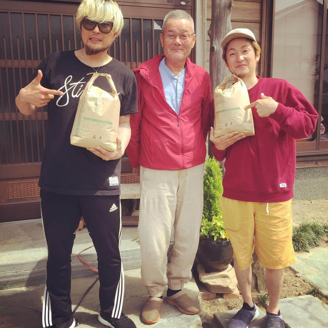 橋本塁さんのインスタグラム写真 - (橋本塁Instagram)「徳島では恒例の石井町「森家」での帰省という名の合宿してました♪いやはや最高な滞在でした！ご飯も全部極上だし、何よりお父さんのミユキさんをはじめ森家の皆さんが最高に優しくて第2の実家になりました♪むしろ実家より寝れるという謎の現象でした！(kudanz玄ちゃんも同じ事言ってましたw) そして、出来たての白米と玄米を5kgづつ購入！(森家は米農家さん！)もし出来たての白米玄米購入希望の方はDM下さい♪(5kgから可！) #サウシュー #徳島 #森家 #第2の実家 #米農家 #米 #お取り寄せ #徳島グルメ #rice #白米 #玄米」5月19日 21時15分 - ruihashimoto