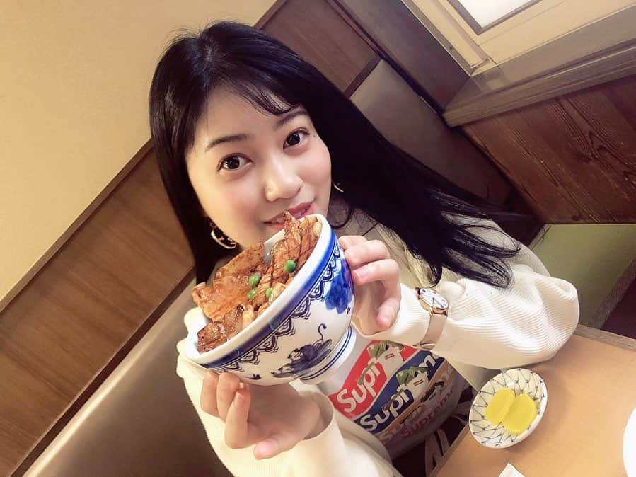 東李苑さんのインスタグラム写真 - (東李苑Instagram)「帯広きたらやっぱり豚丼♡ GWに続き、また遊びに来ちゃった！ わたし帯広好きすぎて🤣 今回は #ぱんちょう」5月19日 21時15分 - az_rion