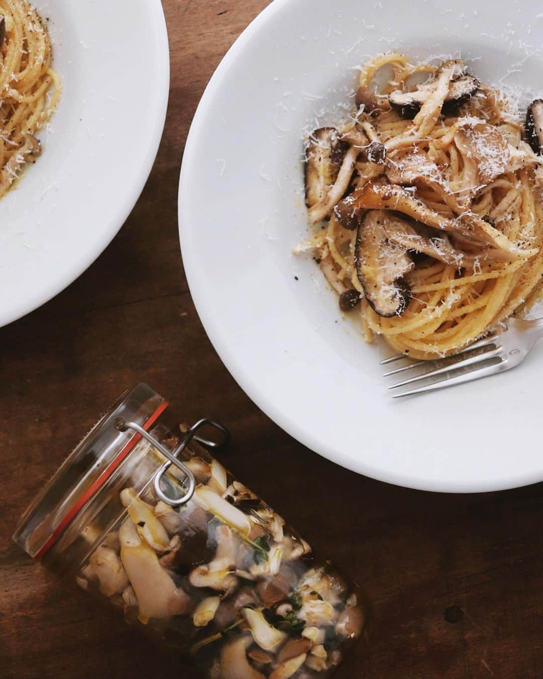 樋口正樹さんのインスタグラム写真 - (樋口正樹Instagram)「Spaghetti 🍄 . きのこのスパゲティ。 作り置きしておいた きのこマリネを使い、 簡単で美味しいやつ。 秋っぽいですけどね、 きのこは年中安いし。 . 椎茸、舞茸、しめじ、 エリンギの４種類を ニンニクやハーブと オーブン焼きしたら オイルに漬けて１日。 ５日ほど保つのかな。 茹でたパスタに和え 塩胡椒で味を整えて 仕上げにチーズふる。 . . #きのこ #きのこスパゲティ #スパゲティ #パスタ部 #spaghetti #mushroomspaghetti #lockeat」5月19日 21時16分 - higuccini