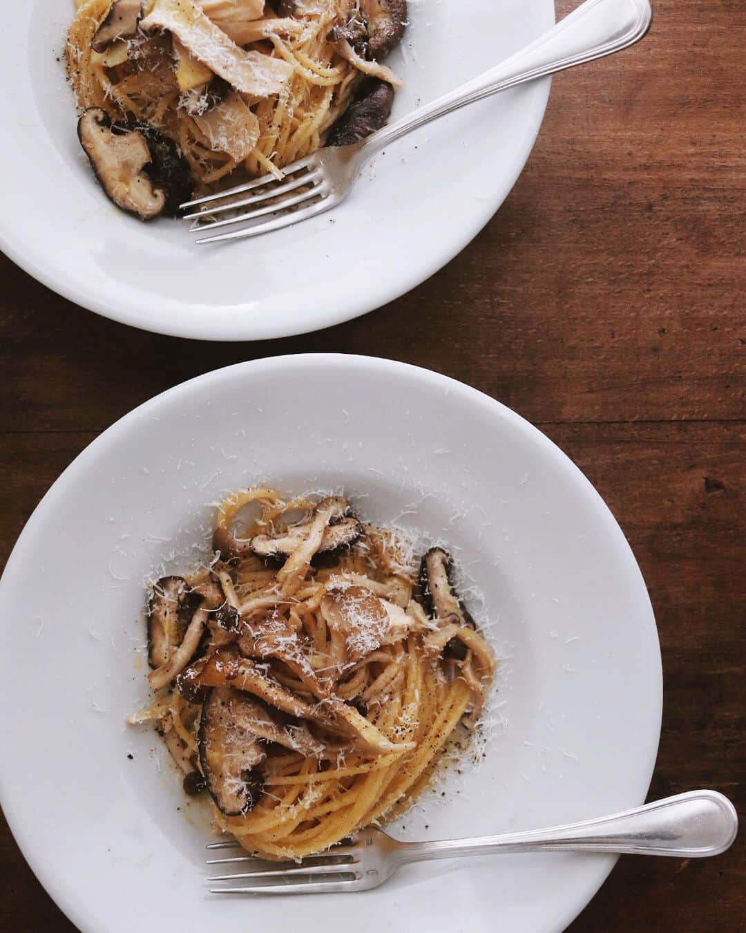 樋口正樹さんのインスタグラム写真 - (樋口正樹Instagram)「Spaghetti 🍄 . きのこのスパゲティ。 作り置きしておいた きのこマリネを使い、 簡単で美味しいやつ。 秋っぽいですけどね、 きのこは年中安いし。 . 椎茸、舞茸、しめじ、 エリンギの４種類を ニンニクやハーブと オーブン焼きしたら オイルに漬けて１日。 ５日ほど保つのかな。 茹でたパスタに和え 塩胡椒で味を整えて 仕上げにチーズふる。 . . #きのこ #きのこスパゲティ #スパゲティ #パスタ部 #spaghetti #mushroomspaghetti #lockeat」5月19日 21時16分 - higuccini