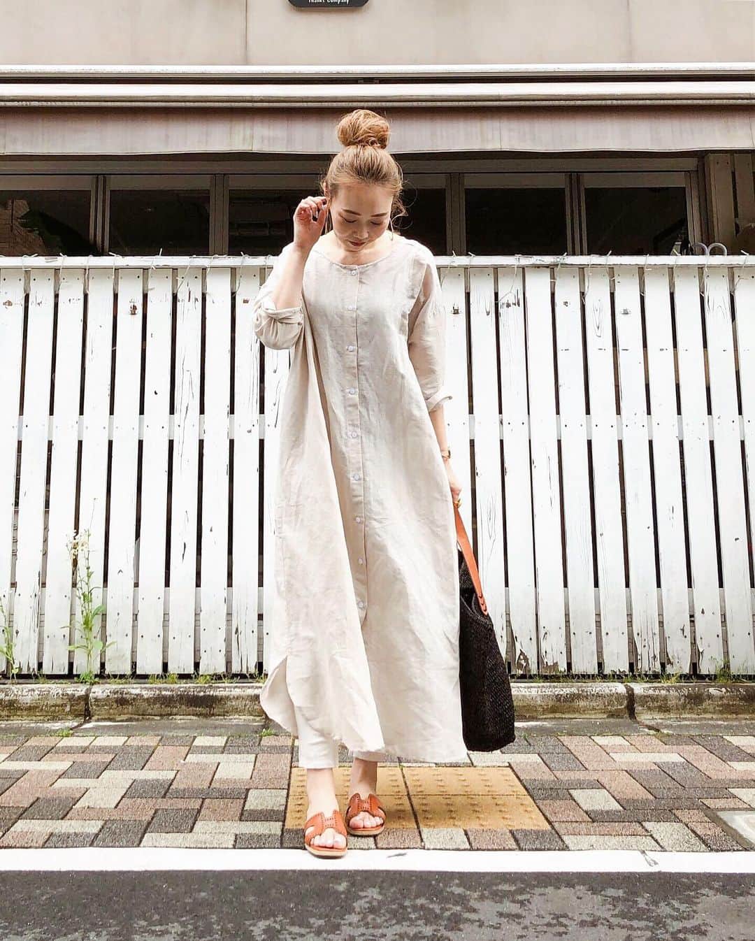 のインスタグラム：「ㅤ ㅤ 2019.5.19 Sun #nanacoordinate 𓇼 ななコ 🐼ㅤ ㅤ ㅤ beige 𓂅 ｺｰﾃﾞ詳細はblogに✎*。 ━━━━━☞blogへはtopからﾄﾍﾞﾏｽ𓅩𓂃 ㅤㅤ ㅤ ㅤ @quand_tokyo のｼｬﾂﾜﾝﾋﾟはﾄﾞﾂﾎﾞで可愛すぎて ﾌﾞﾗｯｸと2色get𓂬𓂬*° ﾊｧ…ｶﾜｲｲ…❤︎ ㅤ ㅤ ﾚｷﾞﾝｽは @uniqlo のん𓀙 ㅤ ㅤ ㅤ  ㅤ ㅤ ㅤ ㅤ #シャツワンピ #ワンピース #onepiece#uniqlo #outfit #fashion #ootd #coordinate #大人カジュアル  #locari mery  #beaustagrammer  #シンプルコーデ #プチプラコーデ  #mineby3mootd #instafashion #fashionblogger #fashionista #데일리록 #코디 #옷스타그램 #멋스타그램 #穿搭 #오오티디  #패션스타그램일상」