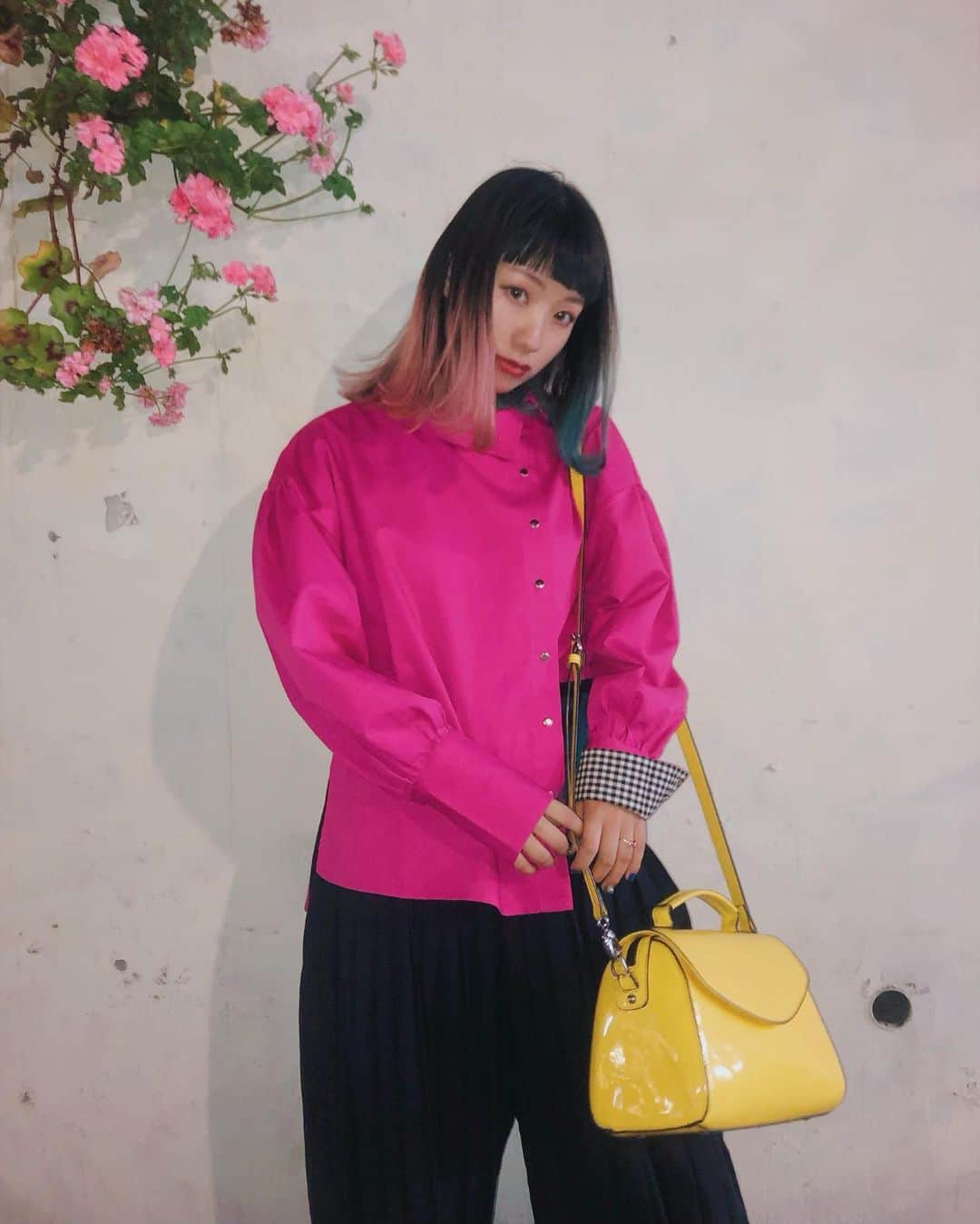 相羽瑠奈さんのインスタグラム写真 - (相羽瑠奈Instagram)「pink × navy のだいすきな組み合わせに yellow を差し色 🌜👄🌚 ウエストからちょろっと見えてるのはチュールスカーフ。ベルト代わりに！@rrr_tokyo の アシンメトリーブラウスやっと着れた〜！シンプルだけど形が変わっててとてもかわいいのです。左袖だけまくってチェックを見せて、左身頃だけパンツにインしました 👖 袖のボリュームも か わ い い 👄 店頭ではホワイトが人気！😳」5月19日 21時24分 - rone.runa