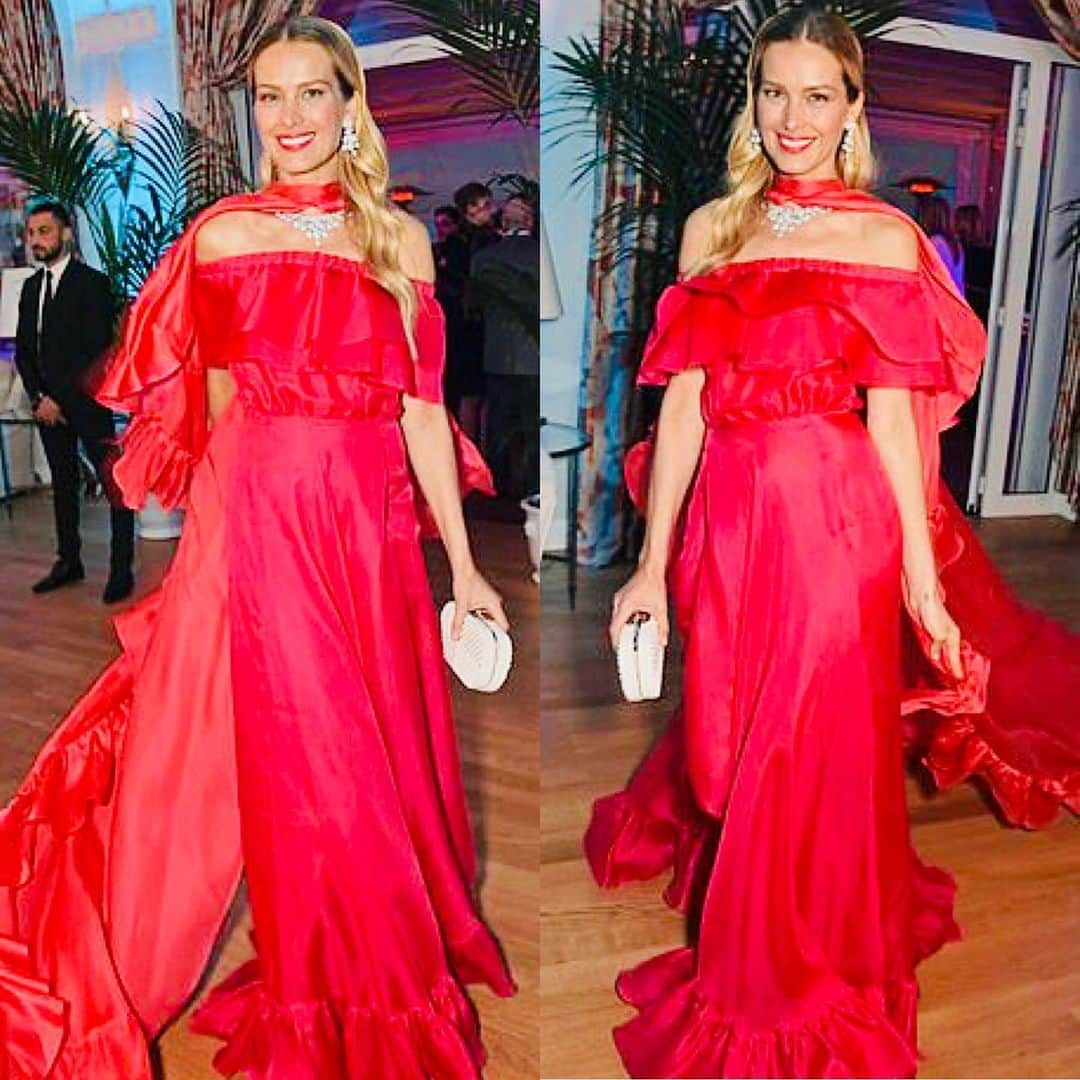 ペトラ・ネムコバさんのインスタグラム写真 - (ペトラ・ネムコバInstagram)「Feeling like a princess in this #GreenCarpetChallenge look #2 during @vanityfair dinner at #Cannes2019. #SustainableFashion 💚This  @celiakritharioti #couturelook is hand made in their atelier in #Athens. This dress & cape is made from organic organza and has zipper is recycled.  @rossoyuki #SustainableClutch  are completely handmade by artisans in Mumbai, they are made from cruelty free fabrics, micro glass beads, recycled wood frames and handmade brass hardware.  #styled by @joanneblackstylist  #makeup by @sarahatallahmakeup Hair by @Alexandre_reboul 📸 by @davebenett」5月19日 21時24分 - pnemcova