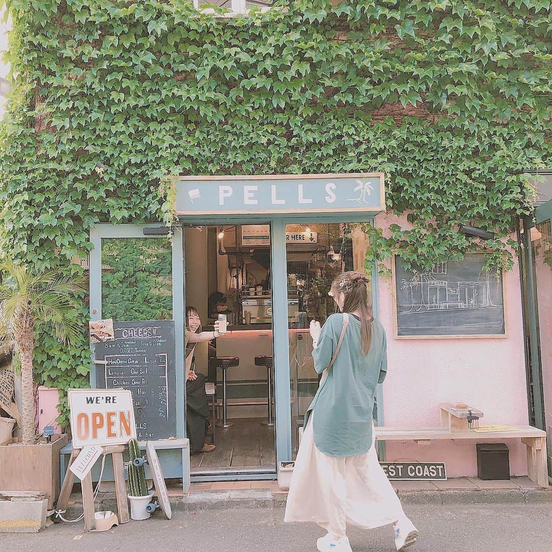 今吉めぐみさんのインスタグラム写真 - (今吉めぐみInstagram)「＊__megu813__＊﻿ ﻿ ﻿ この前かわいいcafeに☕️❤️﻿ ﻿ ﻿ しかもコーヒー美味しかった！！﻿ かわいい❎美味しいのコラボれーしょん✨﻿ ﻿ ﻿ オーダーしてから﻿ しっかりと豆を挽く音と香りが心地よき❤️﻿ ﻿ ﻿ #pellscoffeestand﻿ #pellscoffeebar  #shibuya﻿ #shibuyacafe﻿ #genic_cafe #cafelog_mg」5月19日 21時25分 - megu813