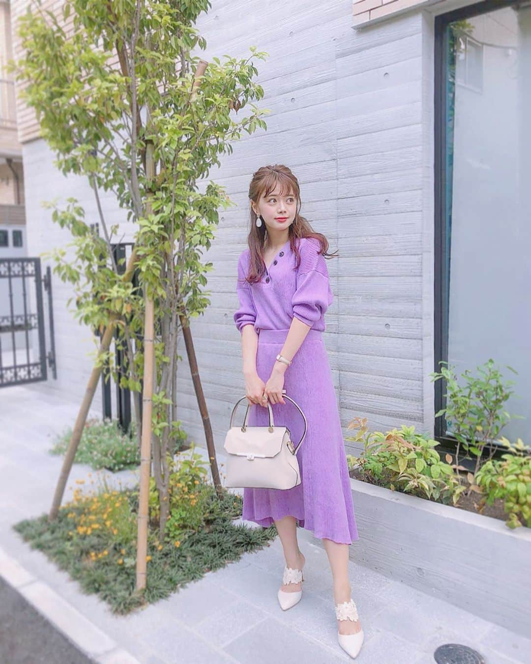 山崎春佳さんのインスタグラム写真 - (山崎春佳Instagram)「🍭💜 . きょうのお洋服✌︎ いつもよりお姉さん感強め👶🏼 わたしらしくカジュアル感を出すためにヘアアレは 控えめにツノを生やしました。 . #details ⬇︎ #setup @unrelish_official  #shoes @randa  #bag @scarlettmercer_jp  #earrings @mischmasch_official  #watch @allydenovo . #me #today #purple #fashion #outfit #unrelish #randa #scarlettmercer #mischmasch #allydenovo #hairarrange #ヘアアレ #ツノ」5月19日 21時18分 - haruka_yamazaki