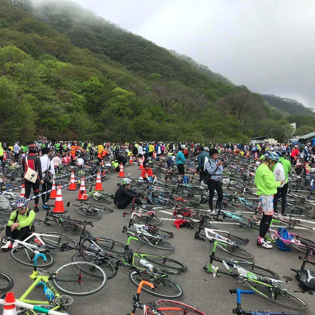 飯野詩帆さんのインスタグラム写真 - (飯野詩帆Instagram)「榛名山ヒルクライムin高崎🚴‍♀️ ・ ・ 今年も北海道から沖縄まで 7400人を超えるランナーが 榛名路を自転車で駆け上りました！ ・ 榛名湖周辺は、 マフラーやタートルネックを着てる人ばかり… 息をハーッと吐くと白かったです…☃️（笑） でも、熱気はすごい！！！ ・ ・ 大会で自分の目標を達成することももちろんですが 仲間や家族の絆が深まったり 同じ趣味の友人ができたりと… 素敵なことだらけだそうです！  昨日のタイムトライアル 今日のヒルクライムと 2日間取材させていただきましたが 今年もとーっても楽しかったです✨ ・ ・ (4時に会社を出発しましたが… 選手の皆さんはもっと早かったのかなぁと思うと 本当に頭が上がりません🙇‍♀️) ・ ・ 皆さんの走りを見て元気をもらえました💪💓 ・ ・ ありがとうございます！ そしてお疲れ様でした✨ ・ ハルヒル放送日: 6月2日(日)19:30〜20:00 ・ ・ #群馬テレビ #群テレ #3ch #アナウンサー #ハルヒル #榛名山ヒルクライムin高崎 #ロードレース #今年は寒かった #朝も早い #2時起き #4時出発 #7時レーススタート #🚴‍♀️ #3枚目チラシだらけ #霧のかかる山 #真冬並みの寒さ #今度はボート漕ぎに来たいな #皆さんお疲れ様でした✨ #かっこよかった😍 #0518 #0519」5月19日 21時19分 - shiho.1180