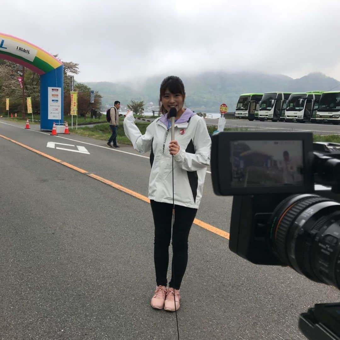 飯野詩帆さんのインスタグラム写真 - (飯野詩帆Instagram)「榛名山ヒルクライムin高崎🚴‍♀️ ・ ・ 今年も北海道から沖縄まで 7400人を超えるランナーが 榛名路を自転車で駆け上りました！ ・ 榛名湖周辺は、 マフラーやタートルネックを着てる人ばかり… 息をハーッと吐くと白かったです…☃️（笑） でも、熱気はすごい！！！ ・ ・ 大会で自分の目標を達成することももちろんですが 仲間や家族の絆が深まったり 同じ趣味の友人ができたりと… 素敵なことだらけだそうです！  昨日のタイムトライアル 今日のヒルクライムと 2日間取材させていただきましたが 今年もとーっても楽しかったです✨ ・ ・ (4時に会社を出発しましたが… 選手の皆さんはもっと早かったのかなぁと思うと 本当に頭が上がりません🙇‍♀️) ・ ・ 皆さんの走りを見て元気をもらえました💪💓 ・ ・ ありがとうございます！ そしてお疲れ様でした✨ ・ ハルヒル放送日: 6月2日(日)19:30〜20:00 ・ ・ #群馬テレビ #群テレ #3ch #アナウンサー #ハルヒル #榛名山ヒルクライムin高崎 #ロードレース #今年は寒かった #朝も早い #2時起き #4時出発 #7時レーススタート #🚴‍♀️ #3枚目チラシだらけ #霧のかかる山 #真冬並みの寒さ #今度はボート漕ぎに来たいな #皆さんお疲れ様でした✨ #かっこよかった😍 #0518 #0519」5月19日 21時19分 - shiho.1180