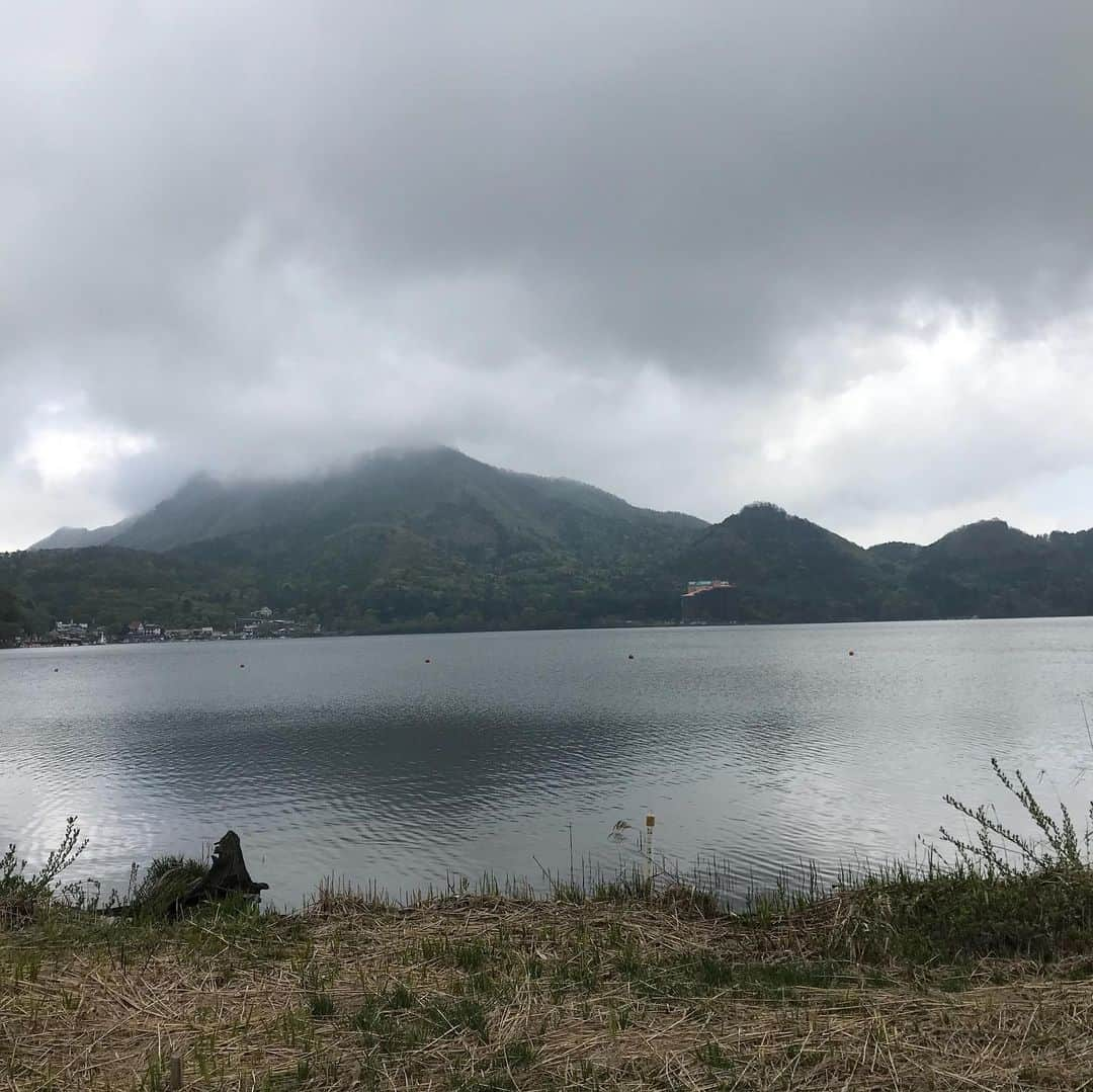 飯野詩帆さんのインスタグラム写真 - (飯野詩帆Instagram)「榛名山ヒルクライムin高崎🚴‍♀️ ・ ・ 今年も北海道から沖縄まで 7400人を超えるランナーが 榛名路を自転車で駆け上りました！ ・ 榛名湖周辺は、 マフラーやタートルネックを着てる人ばかり… 息をハーッと吐くと白かったです…☃️（笑） でも、熱気はすごい！！！ ・ ・ 大会で自分の目標を達成することももちろんですが 仲間や家族の絆が深まったり 同じ趣味の友人ができたりと… 素敵なことだらけだそうです！  昨日のタイムトライアル 今日のヒルクライムと 2日間取材させていただきましたが 今年もとーっても楽しかったです✨ ・ ・ (4時に会社を出発しましたが… 選手の皆さんはもっと早かったのかなぁと思うと 本当に頭が上がりません🙇‍♀️) ・ ・ 皆さんの走りを見て元気をもらえました💪💓 ・ ・ ありがとうございます！ そしてお疲れ様でした✨ ・ ハルヒル放送日: 6月2日(日)19:30〜20:00 ・ ・ #群馬テレビ #群テレ #3ch #アナウンサー #ハルヒル #榛名山ヒルクライムin高崎 #ロードレース #今年は寒かった #朝も早い #2時起き #4時出発 #7時レーススタート #🚴‍♀️ #3枚目チラシだらけ #霧のかかる山 #真冬並みの寒さ #今度はボート漕ぎに来たいな #皆さんお疲れ様でした✨ #かっこよかった😍 #0518 #0519」5月19日 21時19分 - shiho.1180