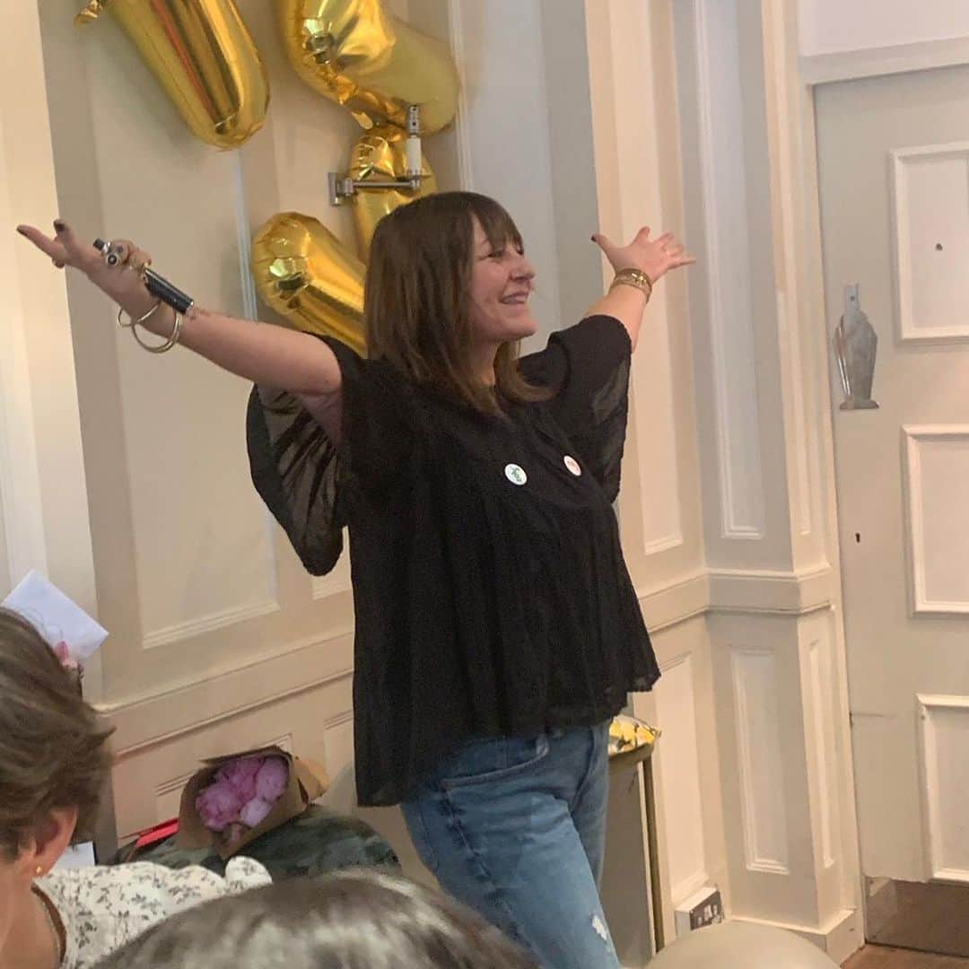 レナ・ヘディのインスタグラム：「We LOVE you THIS much ... 💗HAPPY DAY to a woman who stands tall and gorgeous and HAPPY ... You total baller @holly_aird  It felt so good because you created  all that love ... 💪🙌🌟💗💗💋⭐️🥰🥰」