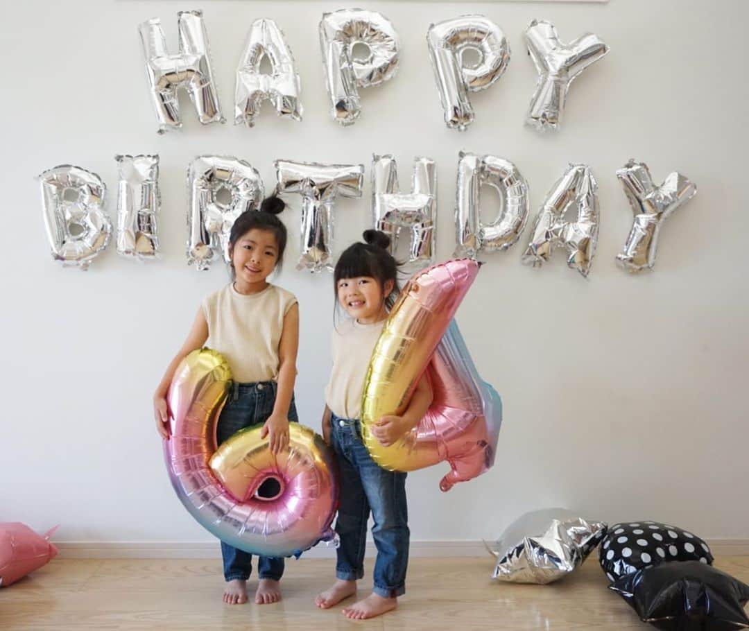 mocchiのインスタグラム：「2019.05.19 こんばんは🌝 ・ ・ 今日で小春が6歳🎂 ・ 早いなーーー6年！！😭 ・ こっちゃんは4月で4歳になったよ～♡ ・ ・ 誕生日1ヶ月違いだし、毎回毎回Happy  birthdayの飾り付け大変なのでまとめてお祝い☺️← ・ ・ 可愛いHappy  birthdayのバルーン達は @fam.fam.fam2018 さんの💓 ・ ・ 他にも可愛いバルーンが沢山あったよー🤩 ・ ・ ・ 今年のケーキはなんのケーキ食べたい？って聞いたら ケーキ作りたいって要望だったから 朝の7時から3人でケーキ作ったよ♡ ・ すっごく疲れた☺️← ・ ・ 小春は最近ダンス愛が増してるみたいで楽しそう♡ ・ 大きいお姉ちゃん達と踊れるのが嬉しいみたい✨ ・ 生意気になってきて、本気でイラッとする事も多々あるけど 家のお手伝いとかこっちゃんのお世話とか色々出来ることが増えて 少しは頼りになってきたかな😌 ・ ・ ・ こっちゃんは相変わらずムチムチしてて、次女だからか赤ちゃん扱いしてたけど 気付けばもぉ4歳！😭💓 ・ そりゃ生意気な事言ってくるよね。 #納得 ・ ・ 毎日喧嘩ばっかの2人だけど 大きくなっても仲良し姉妹でいて欲しいなー🥺 ・ ・ ・ #6歳#4歳#姉妹#誕生日#happybirthday#リンクコーデ#お揃い#お揃いコーデ#お祝い#成長記録#ママリ#コドモノ」
