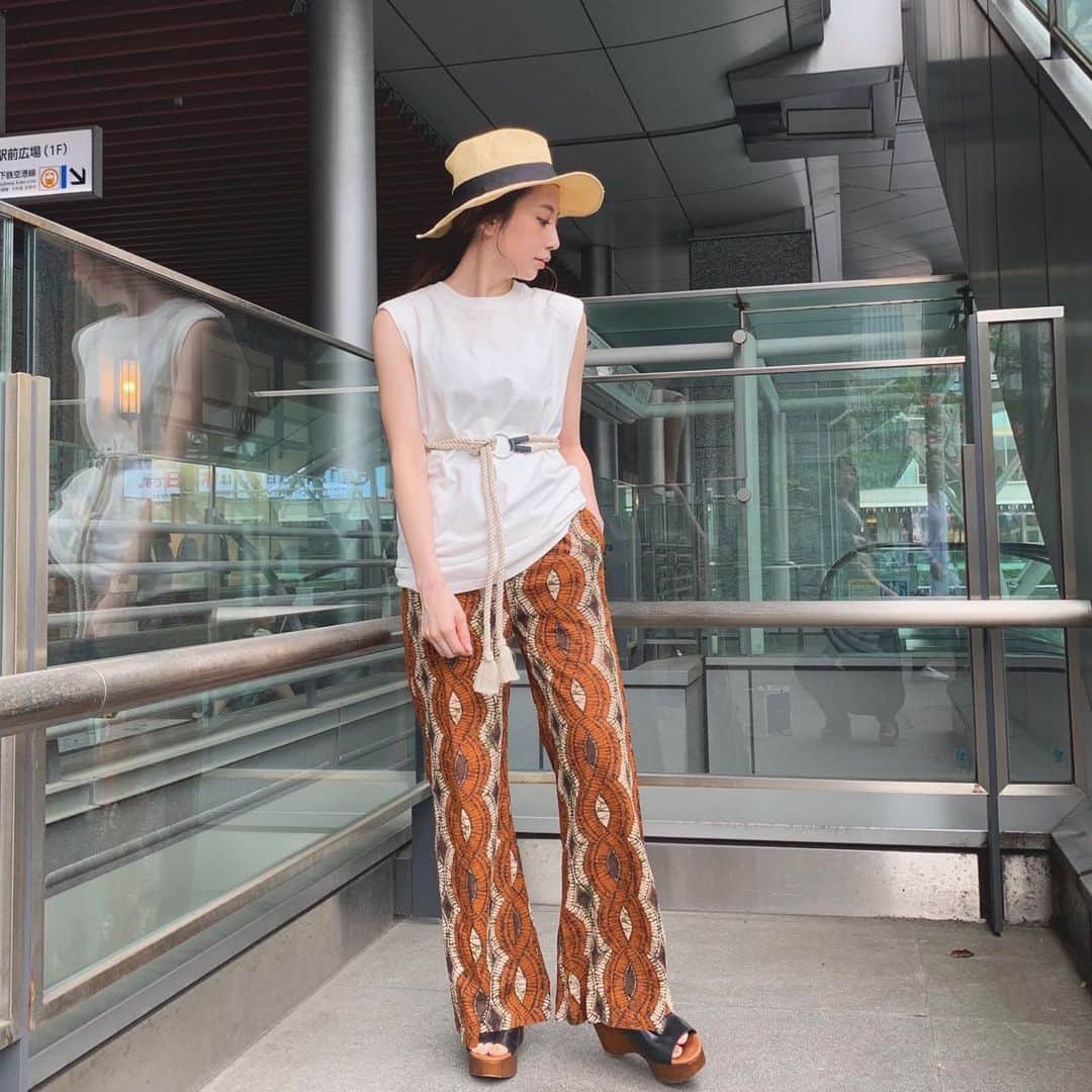 ungrid_minamiのインスタグラム：「. 今回のノベルティのビーチタオルと同じ柄のバティック柄のパンツ🌴✨ ちょっとだけフレアに広がってて今の気分にピッタリ💓 @ungrid_official #Ungrid#アミュプラザ博多」