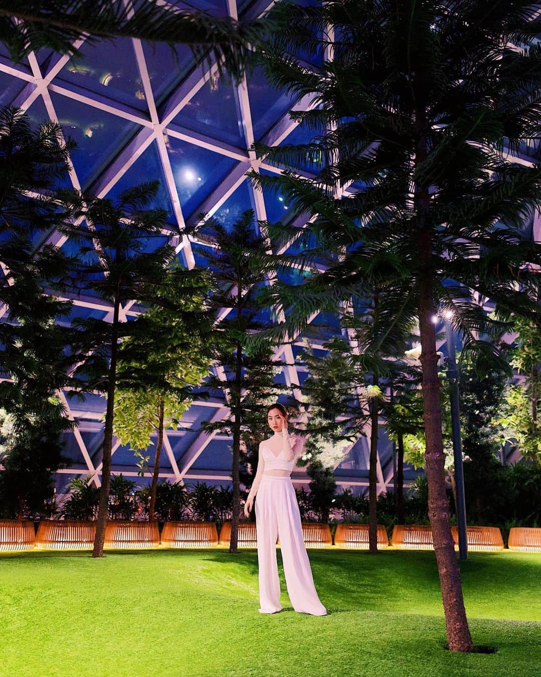 ソニアのインスタグラム：「What are you up to tonight since tomorrow is a holiday? 💚  @jewelchangiairport @shiseido #shiseidoforestvalley」