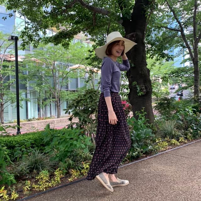 machi28777さんのインスタグラム写真 - (machi28777Instagram)「ハット大好き❤️❤ ・ ・ 首までしっかりガードしてくれるこのハットは、サンプルセールでなんと1000円でした^_^  いいと思うものは価格関係なし✨ 付いていたブラックリボンは外しちゃったw  今日は本当に心地よい一日✨ 外でプチピクニック…のような中間テスト勉強でした笑笑  最後はみんなで腸年齢チェック！素晴らしい✨ さすが毎日の積み重ね効いてます❤️ #週末家族時間 #お出かけスポット  #東京ミッドタウン #腸年齢」5月19日 21時23分 - machi28777_