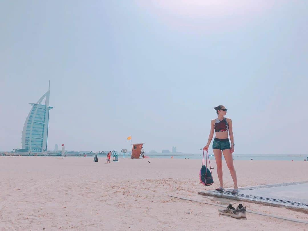 才藤歩夢さんのインスタグラム写真 - (才藤歩夢Instagram)「😎🏖🏝🐬🐳🐚🐠 @underarmourjp  @underarmourwomen  #Dubai  #Beach  #underarmour  #手前の靴は知らない人の🤦‍♀️」5月19日 21時23分 - ayumu_saito_