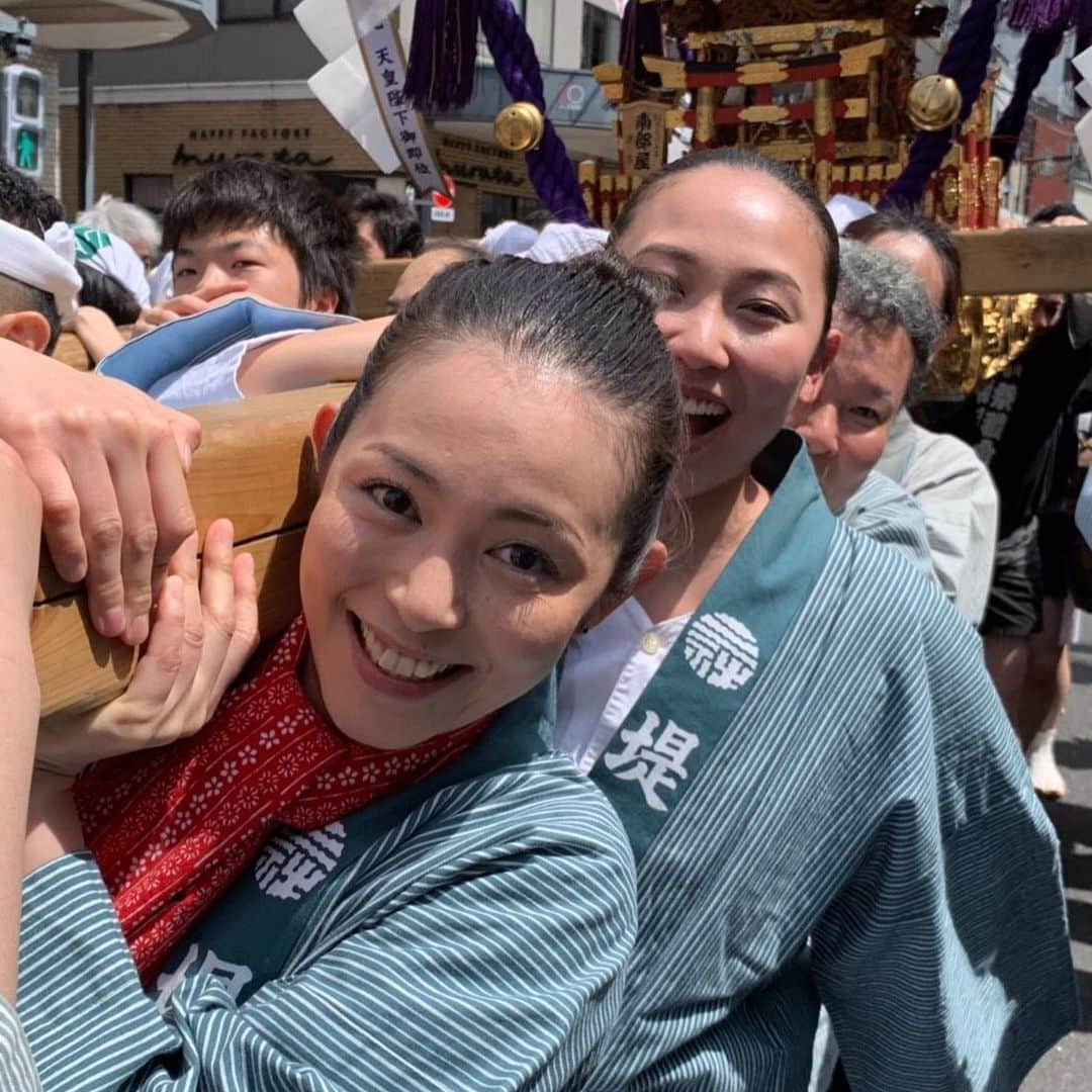 岩佐真悠子のインスタグラム：「西田に誘われて浅草の三社祭で御神輿担いできたよ😆めちゃめちゃ楽しかったー！！肩マジで痛い！笑笑 堤町会の皆様ありがとうございました❣️」