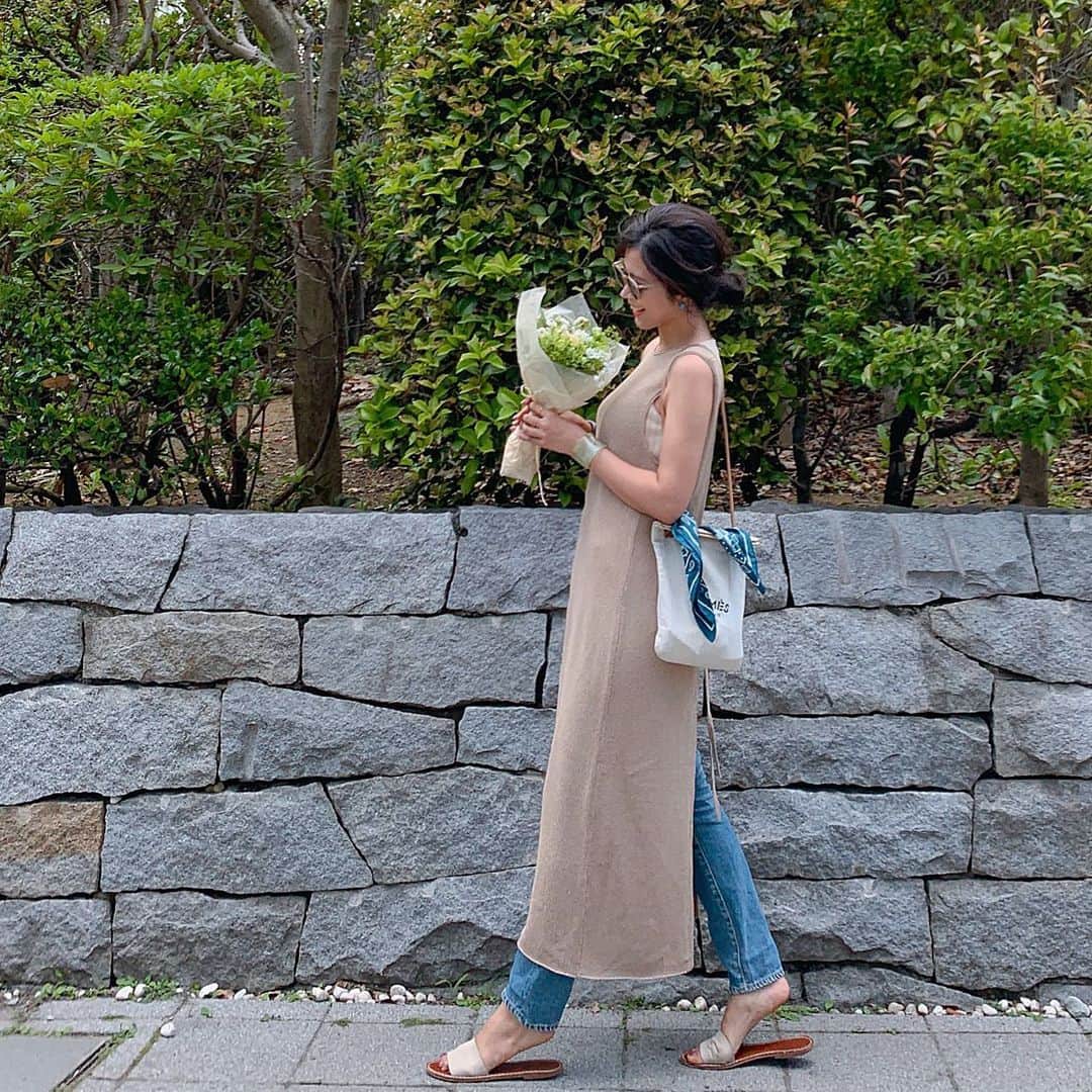 Sayakaのインスタグラム：「* 今日も良いお天気🌞✨ お花屋さんまでおさんぽ🚶‍♀️💕 可愛いお花を見つけてHappyな良き休日☺️🌼🌿 * * * #fashion #outfit #coordinate #ootd #simple #basic #casual #todayful #denim #denimlover #seajapan #hermes #gap #sayakascoordinate #今日の服 #コーディネート #コーデ #シンプル #シンプルコーデ #トゥデイフル #ワンピース #デニム #サンダル  #ギャップ」