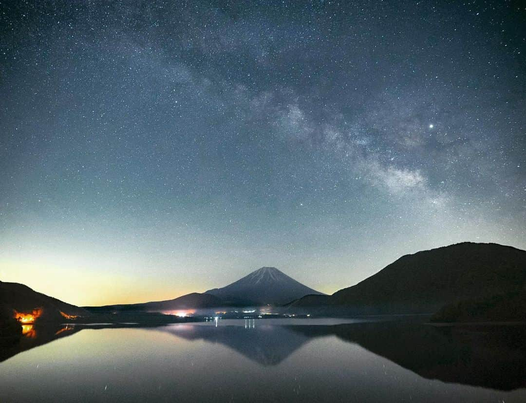 masayaさんのインスタグラム写真 - (masayaInstagram)「千円札と同じ方角本栖湖からの富士山  Lake Motosu 5月12日 精進湖で撮り終え田貫湖に向かう途中、本栖湖に立ち寄ってみた。天の川は富士山から離れてしまったが、よりクリアな星空になっていた。駐車場にクルマを止め急いで三脚を立てた。まもなく東の空が明るくなり始める時間。風を感じない心地よい夜だった。 #fuji #mtfuji #富士山 #天の川 #milkyway #japan #yamanashi」5月19日 21時26分 - moonlightice