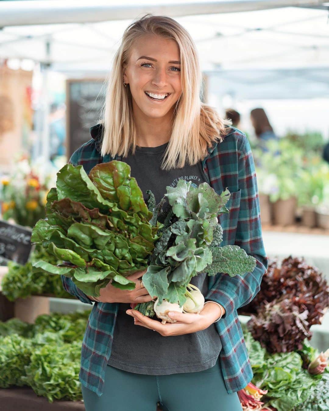 Zanna Van Dijkさんのインスタグラム写真 - (Zanna Van DijkInstagram)「Fresh local produce is the best 🥬 Not just because it tastes so damn good, but because it’s more socially and environmentally sustainable 🌎 It supports local farms, boosts local economy, uses less food miles and produces less food waste (from distribution chains) ♻️ Plus it connects you with the farmers who produce your food, building the local community, and of course is packed full of nutrients and fresh flavours 😋 I had the best time browsing the Sonora Farmers Market yesterday here in California 🇺🇸 I got to speak to all the farmers about how they grow their crops and treated myself to some strawberries and cherries - which were gigantic and as sweet as candy!🍒 Have you guys ever been to your local farmers market?! They even have them in most major cities so check if there’s one near you 🥰❤️ @visitcalifornia @traveltuolumnecounty @marcbaechtold #visitcalifornia #visittuolumnecounty #visitsonora #sonorafarmersmarket #sonora #exploremore #sustainableeating #farmersmarket #eatlocal #shoplocal #plantbased #eatmoreplants #wanderlust」5月19日 21時34分 - zannavandijk