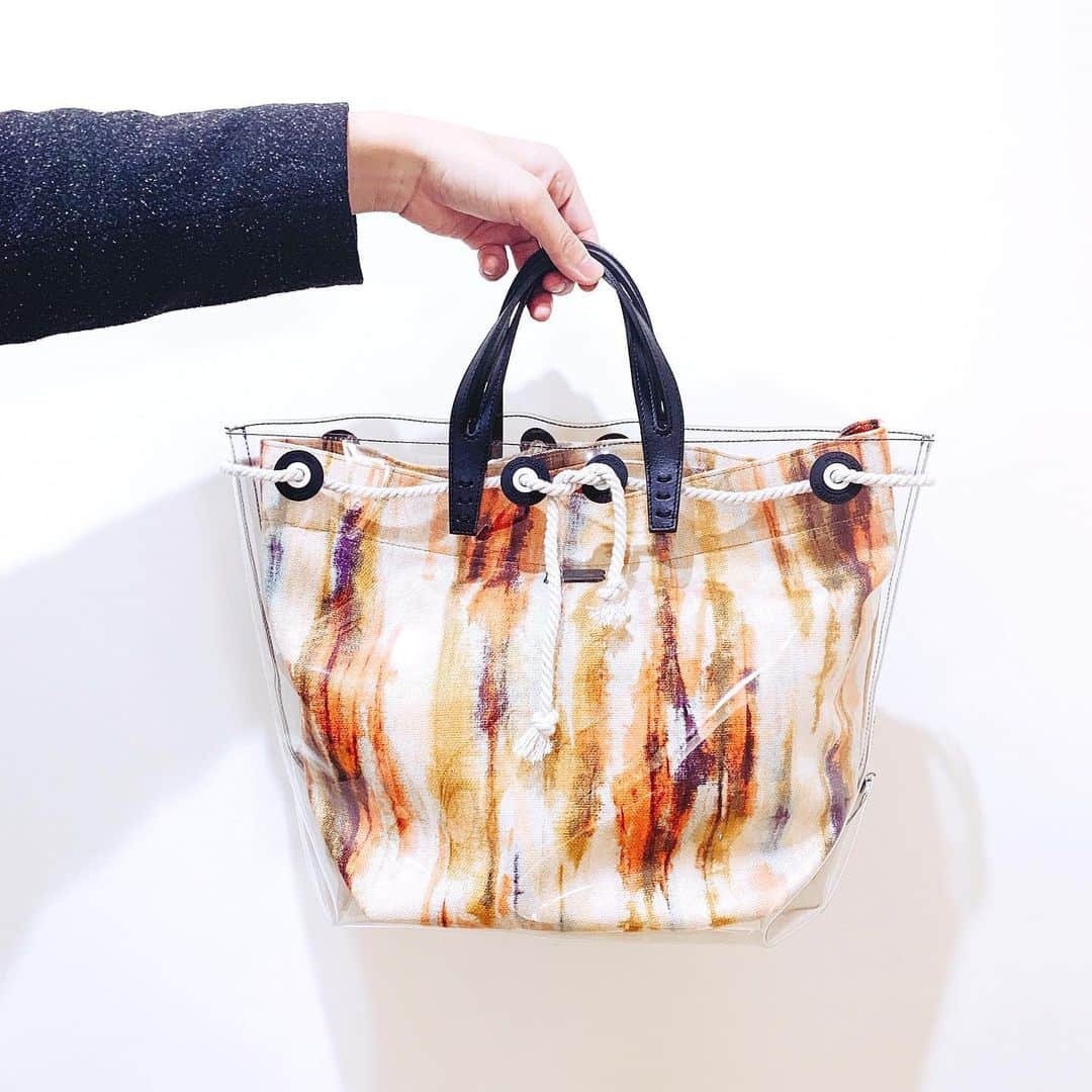 SPURさんのインスタグラム写真 - (SPURInstagram)「PVCの外側だけ、内袋だけ、セット、と3wayで使える便利なバッグ。ビーチなどのレジャーでも活躍してくれます。A VACATIONより￥49,000です。（編集U）  #AVACATION #アヴァケーション #バッグ #bag #SPUR #fashion #mode #follow #newin #spurJuneissue  #2019ss #spurmagazine」5月19日 21時38分 - spurmagazine